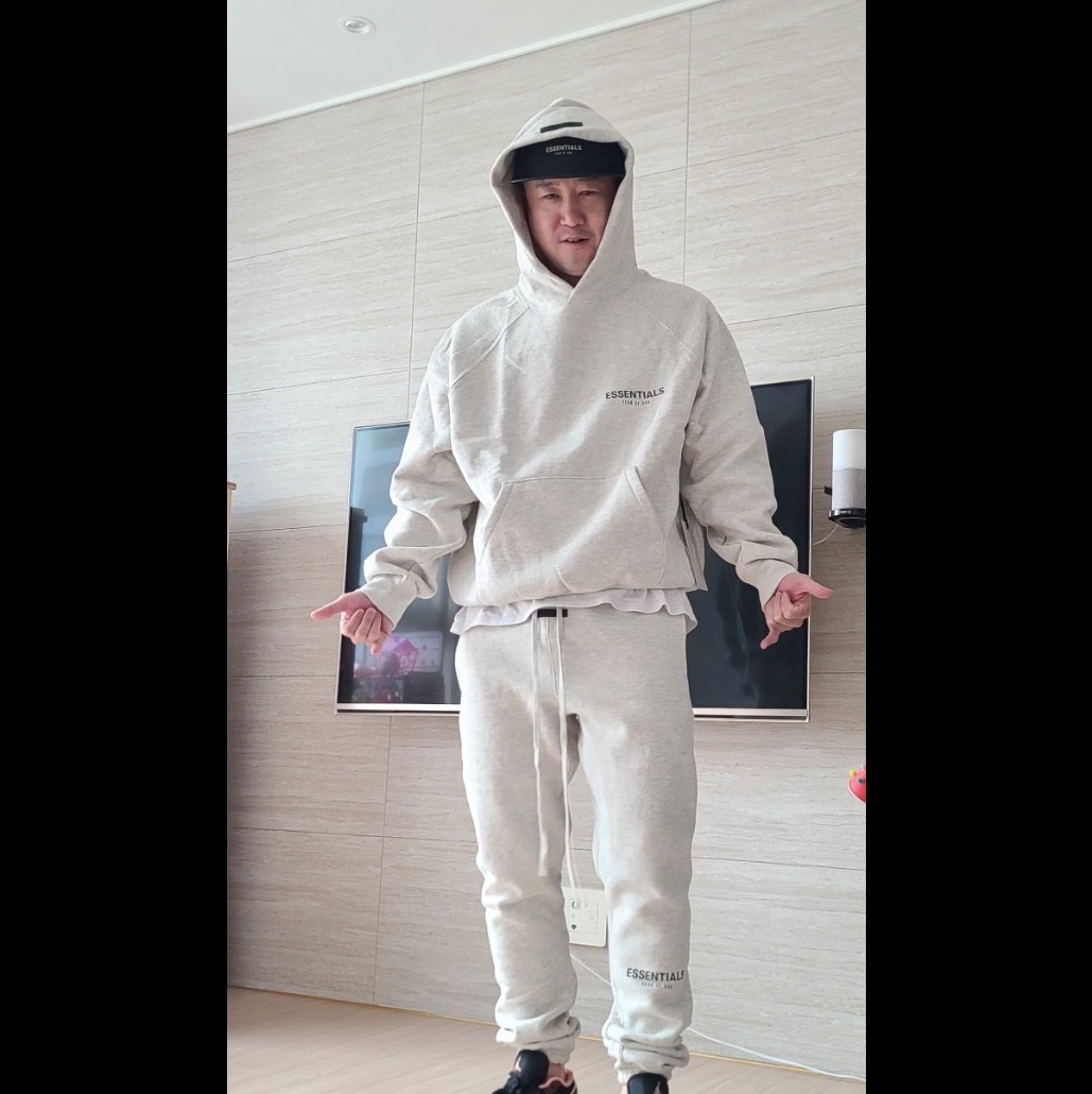 Essentials The Core Collection Pullover Hoodie Oatmeal 착용 스타일