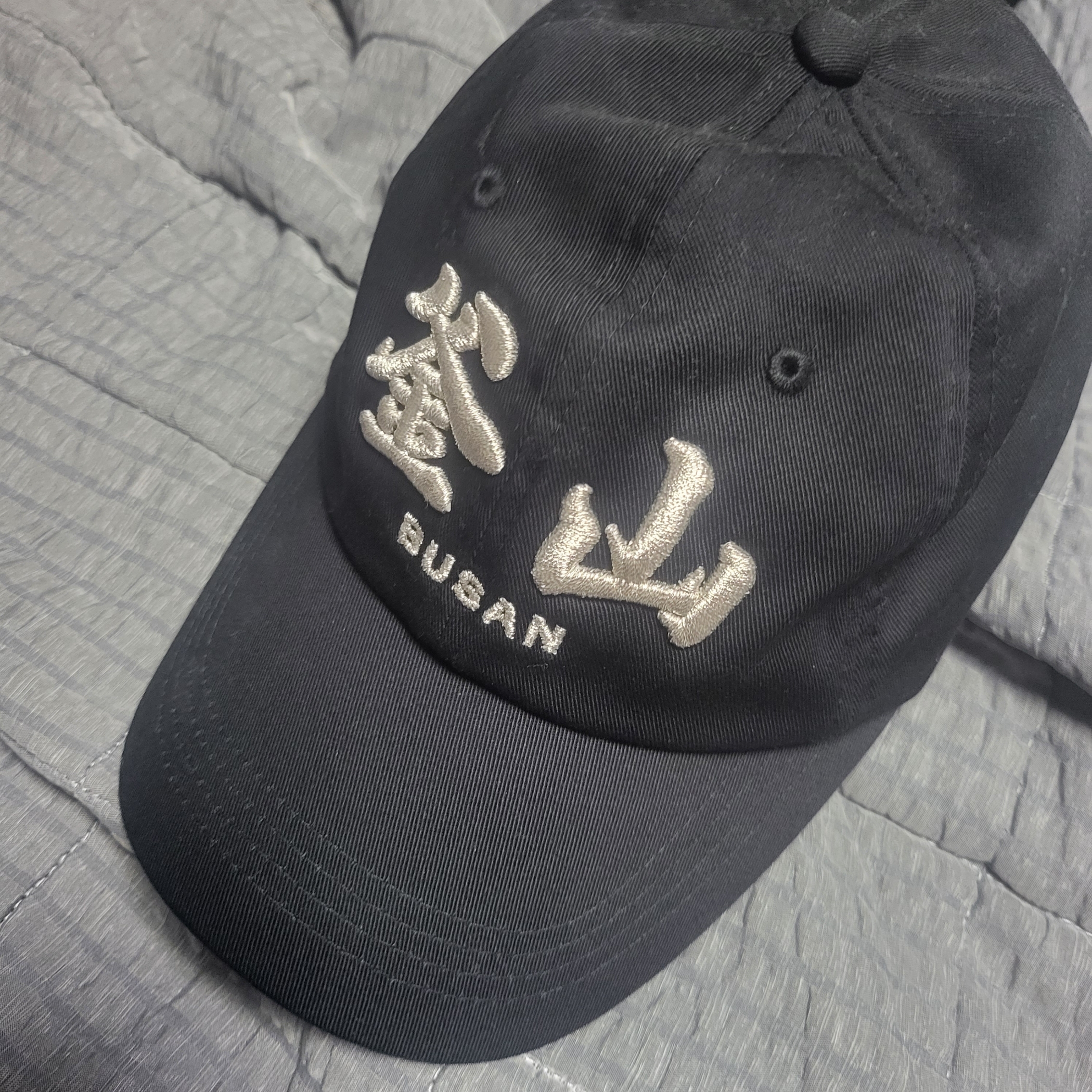 Darkr8m Studio Busan Silver Logo Cap 착용 스타일