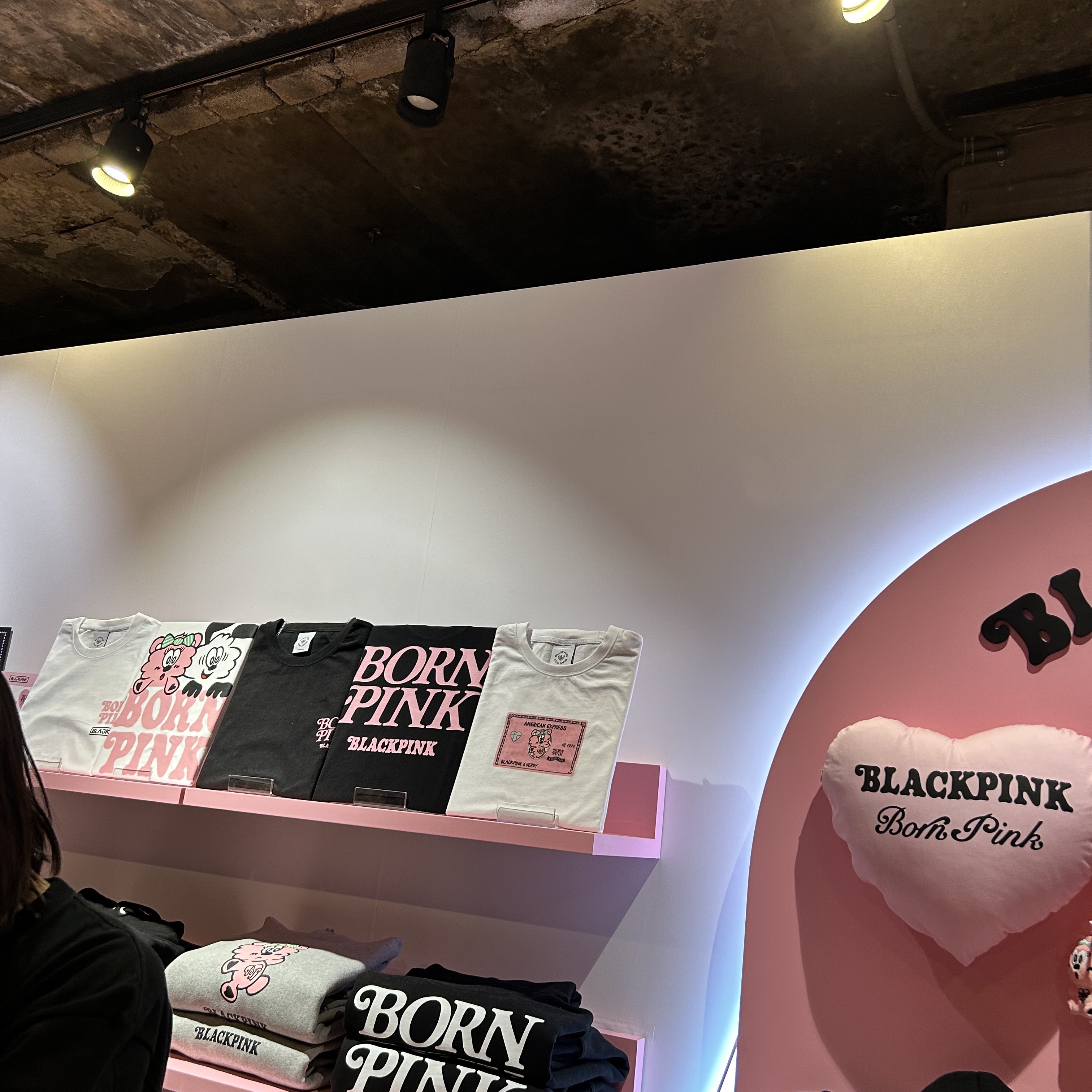 Verdy x Blackpink Binky Keychain Pink, Verdy x Blackpink Vick T-Shirt White 착용 스타일 - 2