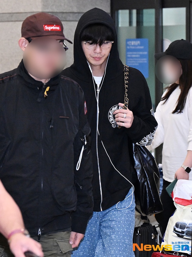 Chrome Hearts Horseshoe Floral Heavyweight Zip-Up Hoodie Black, Chanel 22 Large Handbag Shiny Calfskin & Gold Lacqured Black 착용 스타일