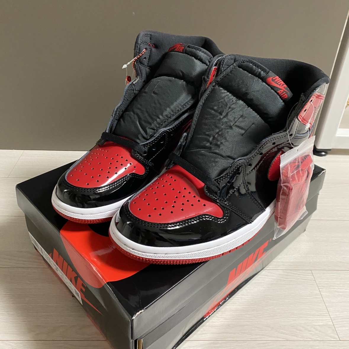 Jordan 1 Retro High OG Patent Bred 착용 스타일 - 2