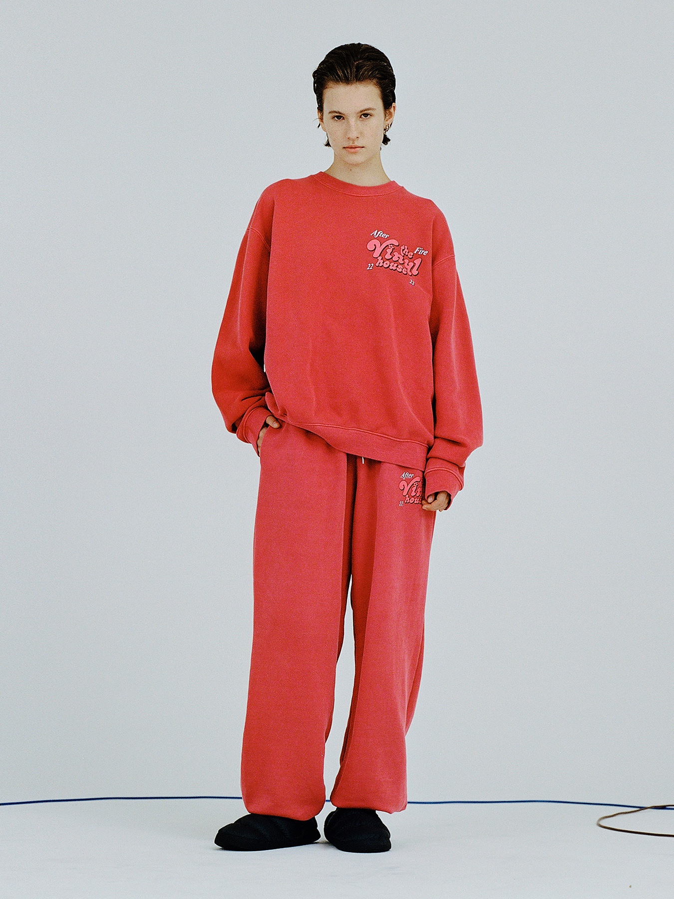 Thevinylhouse Logo Pigment Sweatshirt Red, Thevinylhouse Logo Pigment Sweatpants Red 착용 스타일