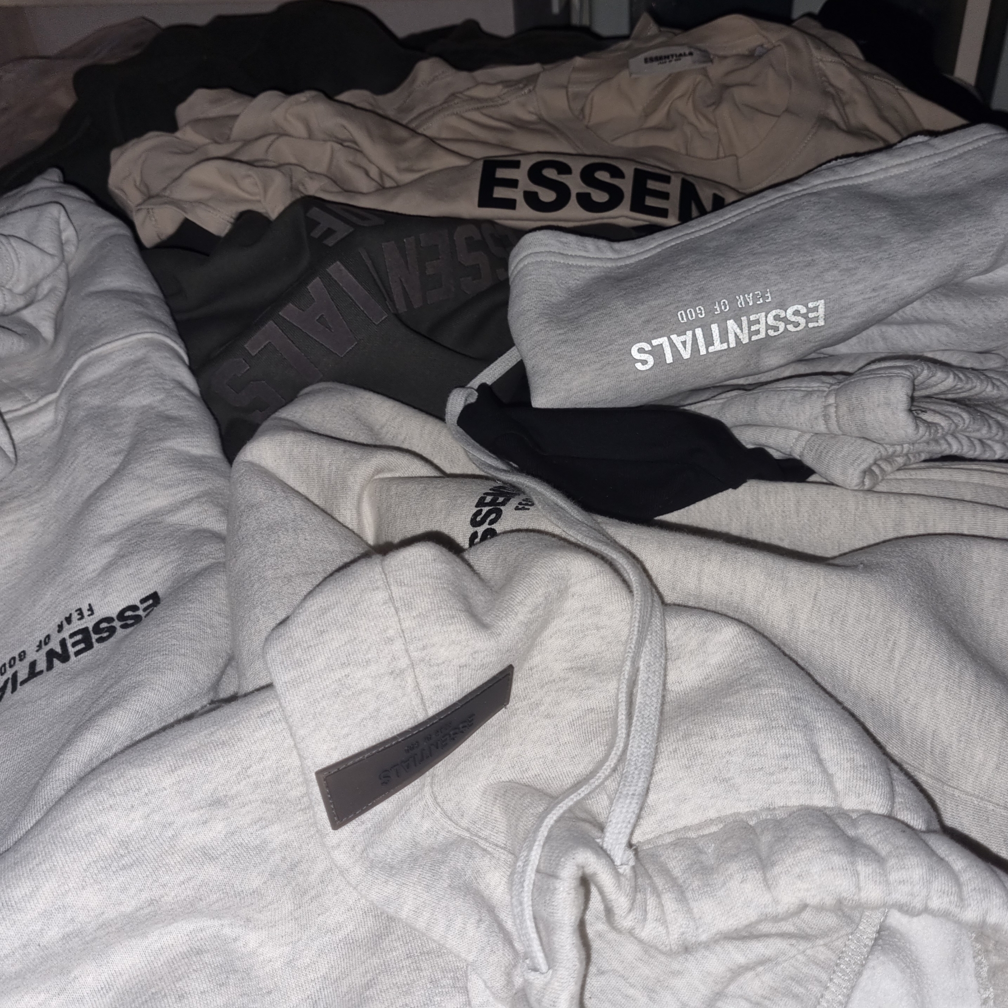 Essentials The Core Collection Sweatpants Light Oatmeal, Essentials Hoodie Off Black - 22FW 착용 스타일