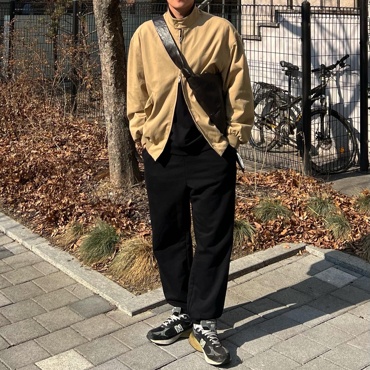 Lemaire Small Croissant Bag Soft Nappa Leather Dark Chocolate, New Balance 993 Made in USA Black - 2E Wide 착용 스타일 - 3