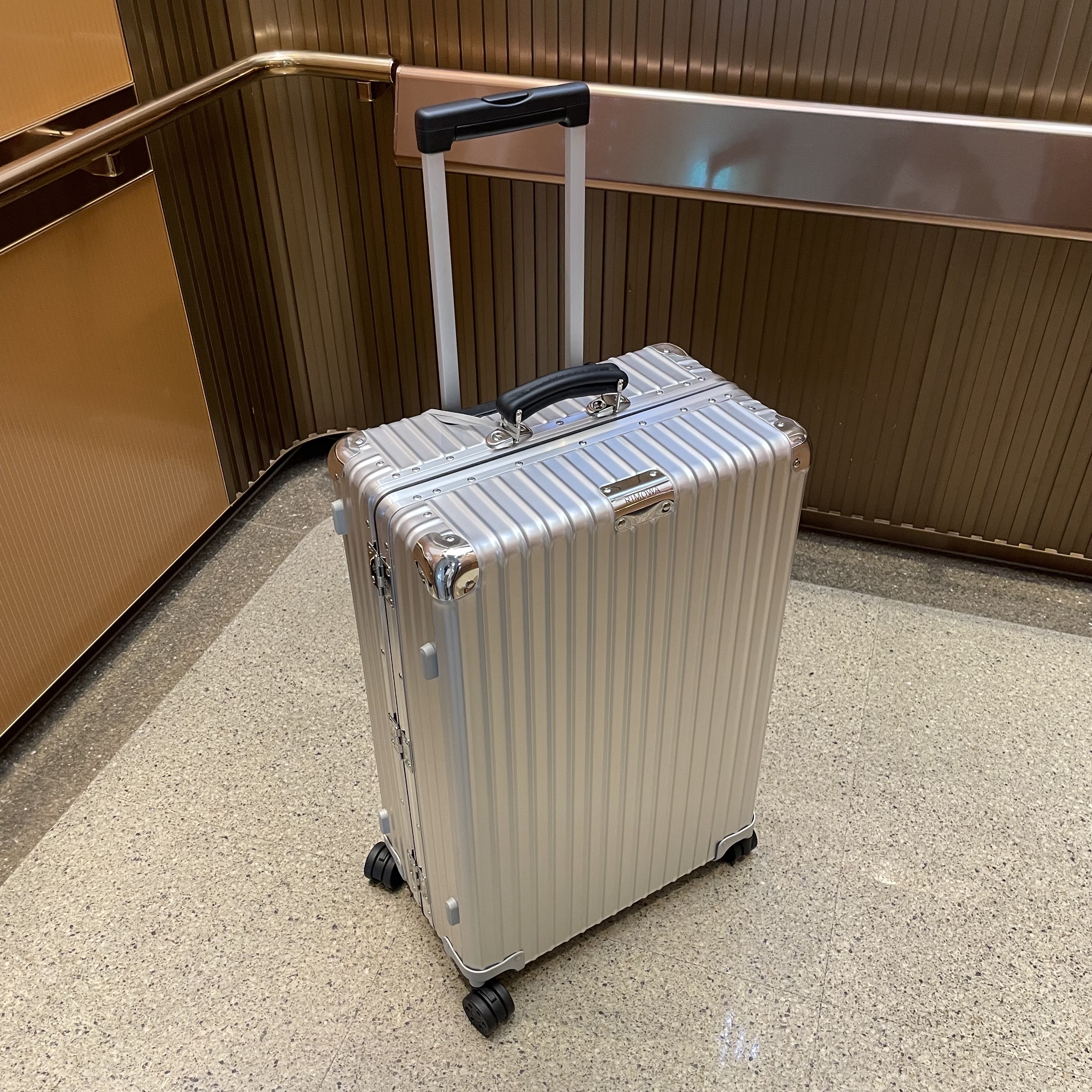 Rimowa Classic Check-In M Aluminum Silver 착용 스타일 - 2