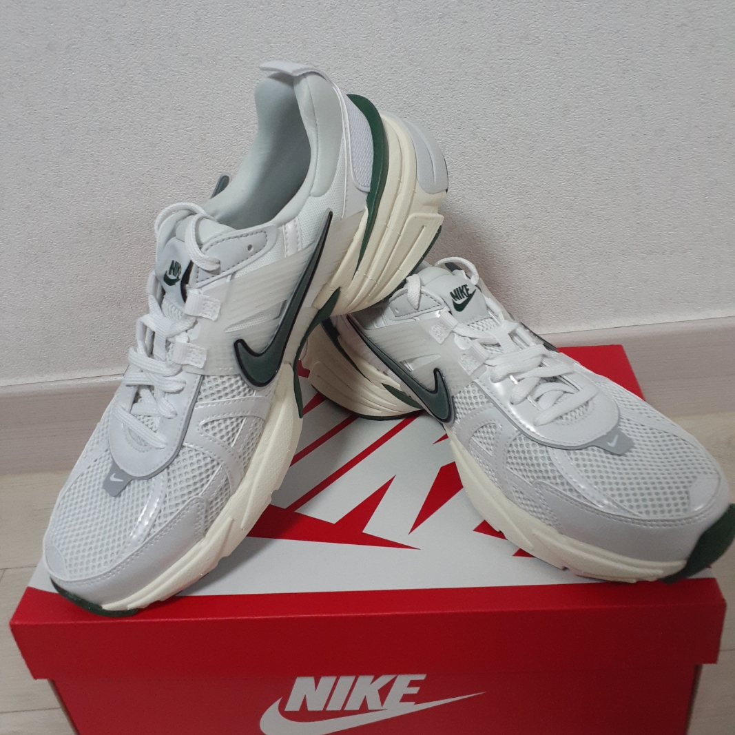 Nike V2K Run White Fir 착용 스타일