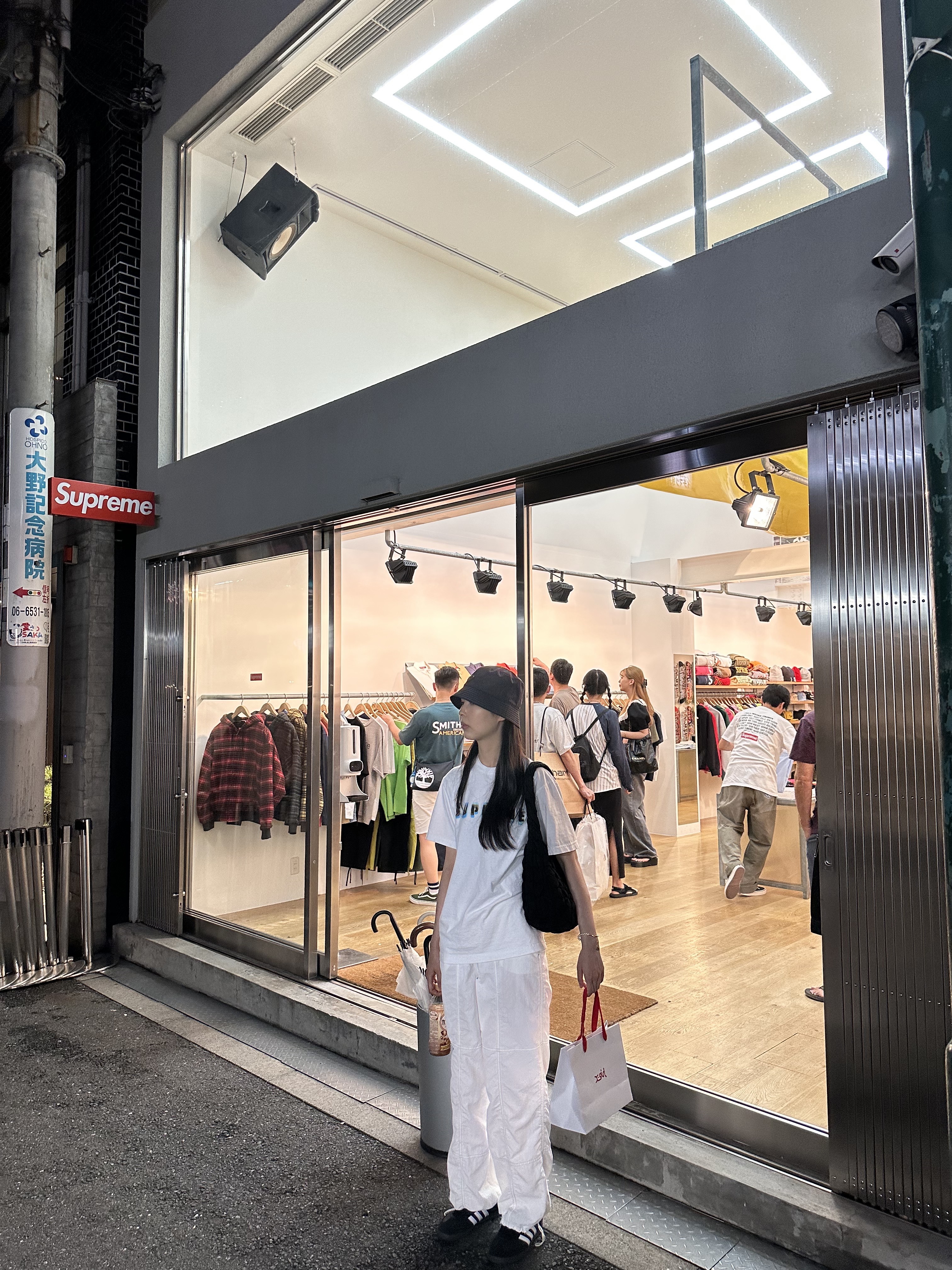 Supreme Gotham T-Shirt White - 23FW, COS Quilted Mini Bag Black 착용 스타일
