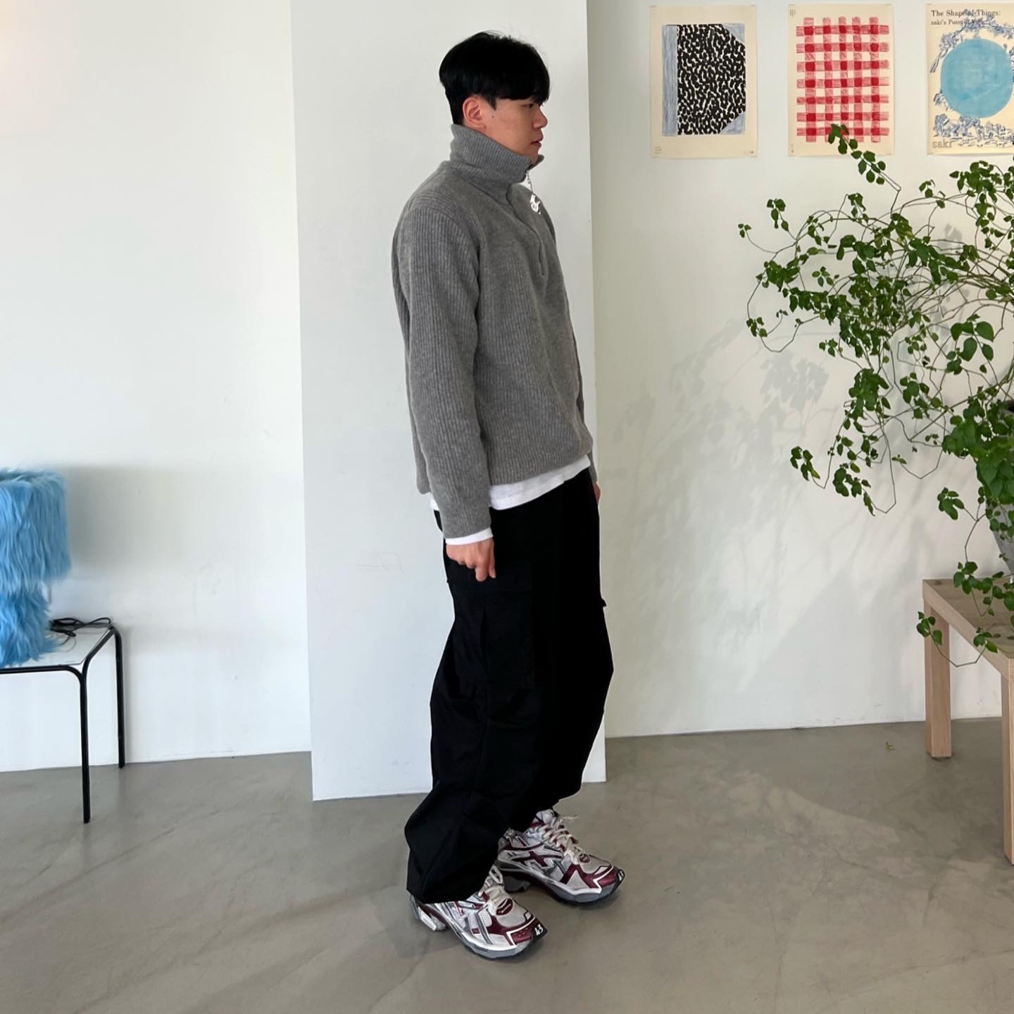 Balenciaga Runner Sneakers Grey Burgundy 착용 스타일 - 2