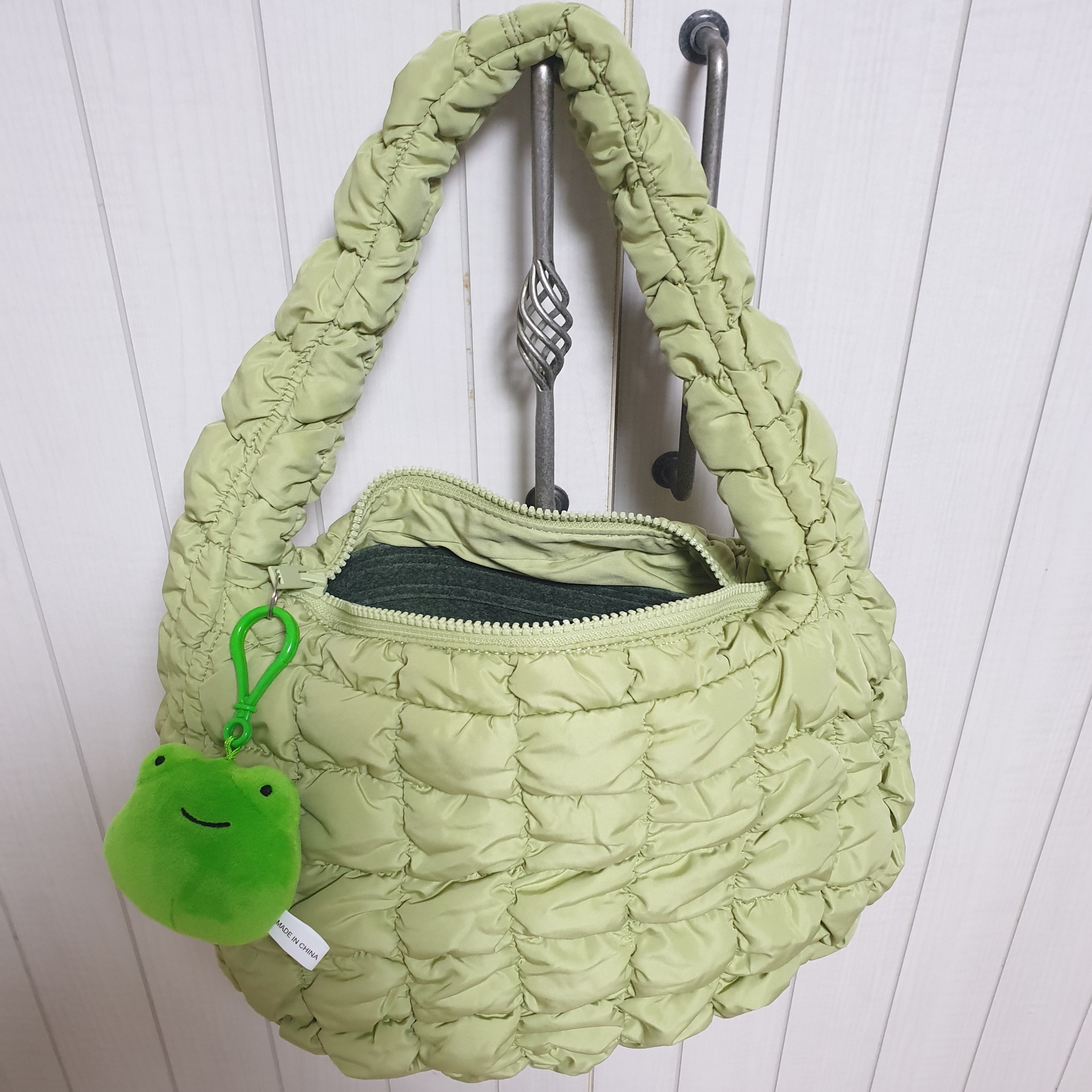 COS Quilted Mini Bag Light Green 착용 스타일