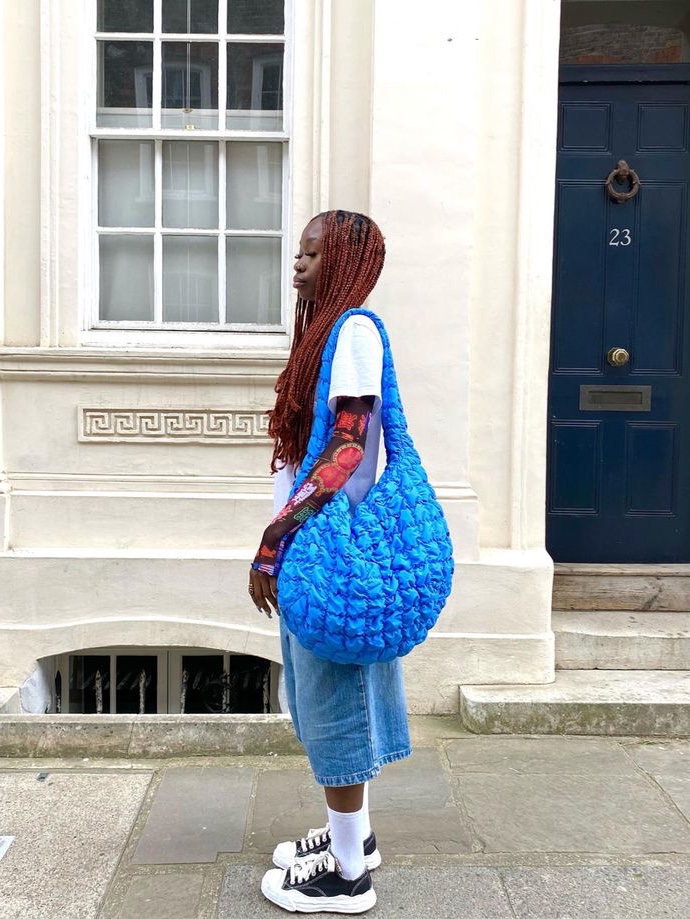 COS Quilted Oversized Shoulder Bag Blue, COS Quilted Mini Bag Light Blue 착용 스타일 - 2