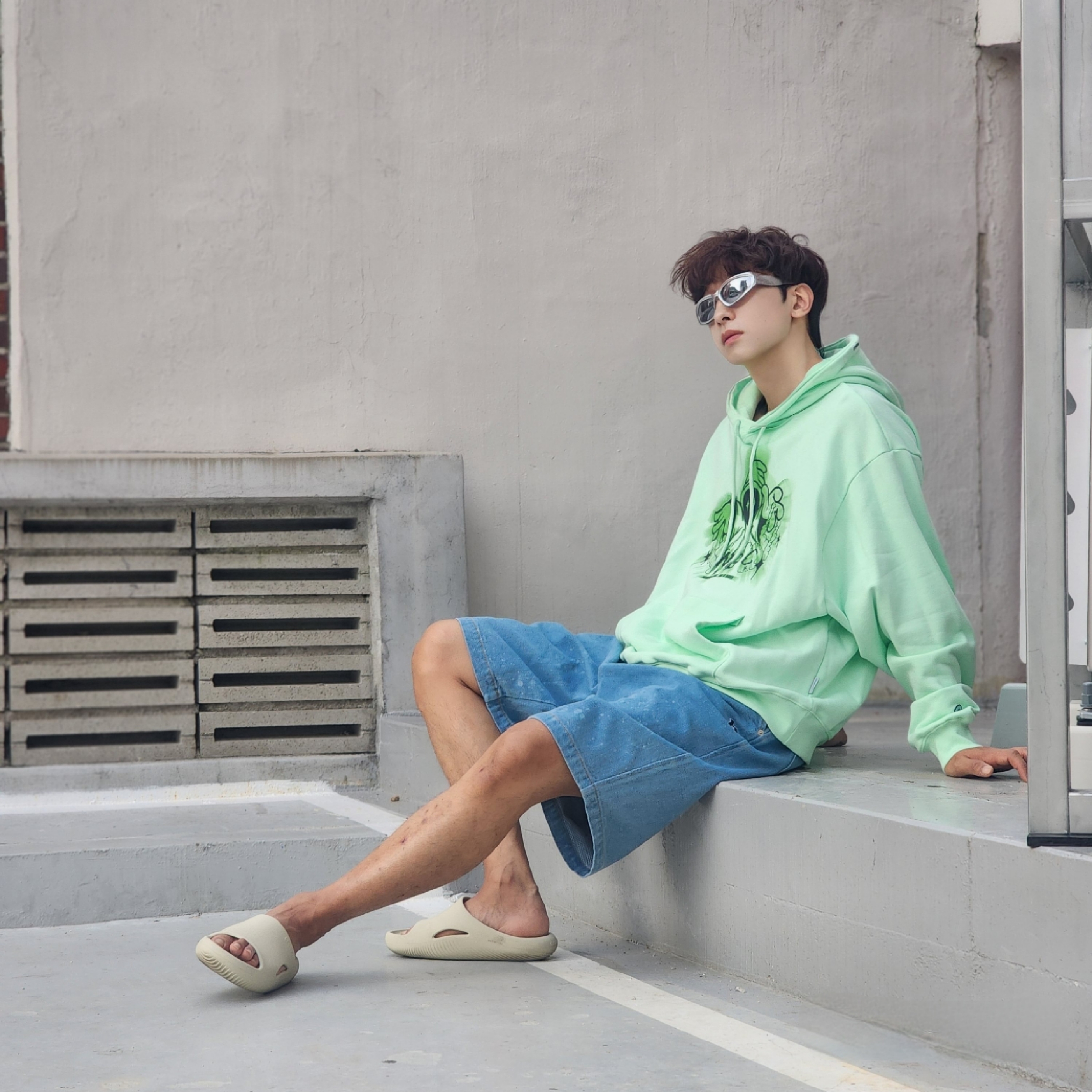 Crocs Mellow Slide Bone 착용 스타일 - 1