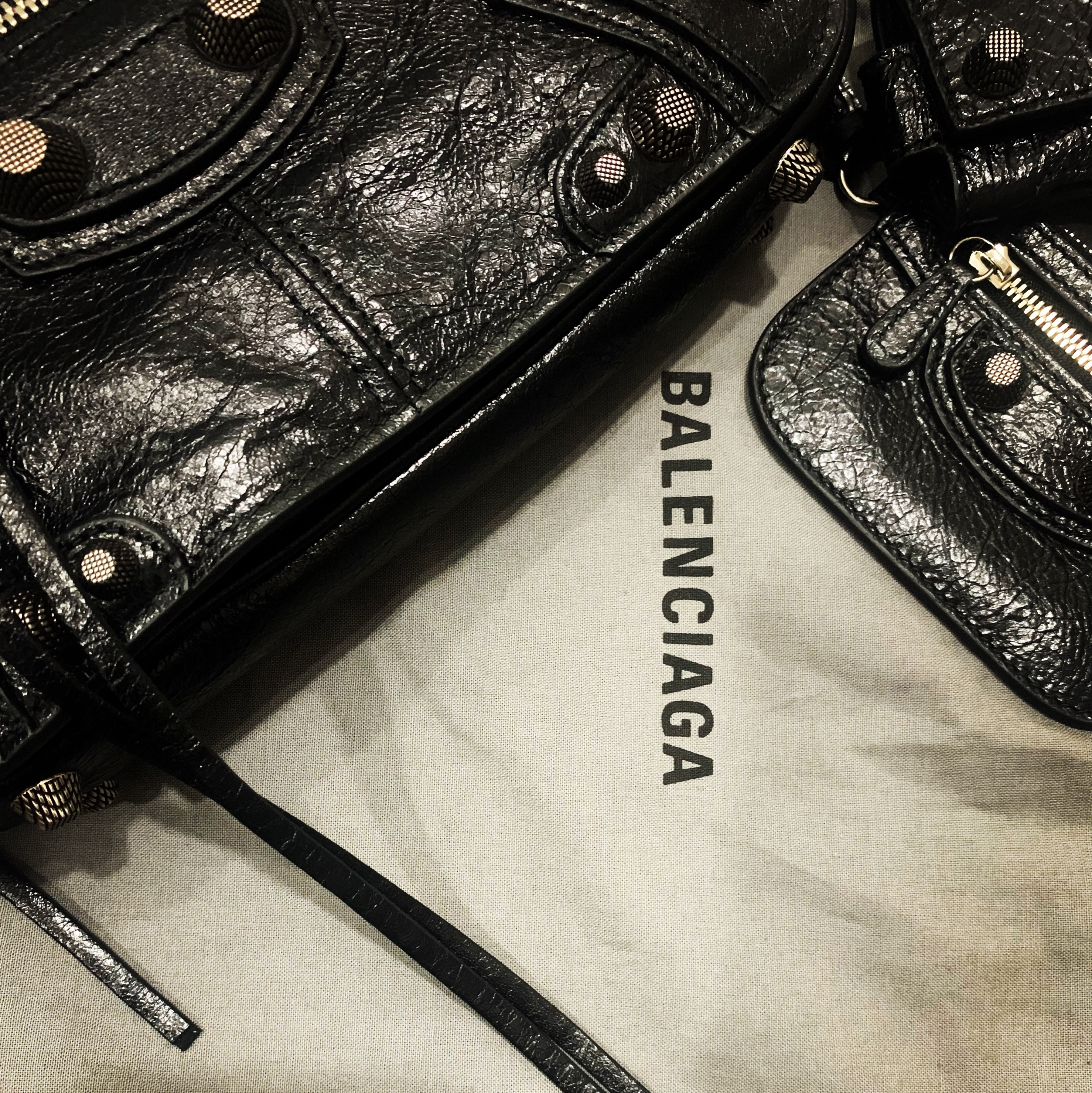 Balenciaga Arena Lambskin Aged Silver Hardware Le Cagole XS Flap Bag Black 착용 스타일