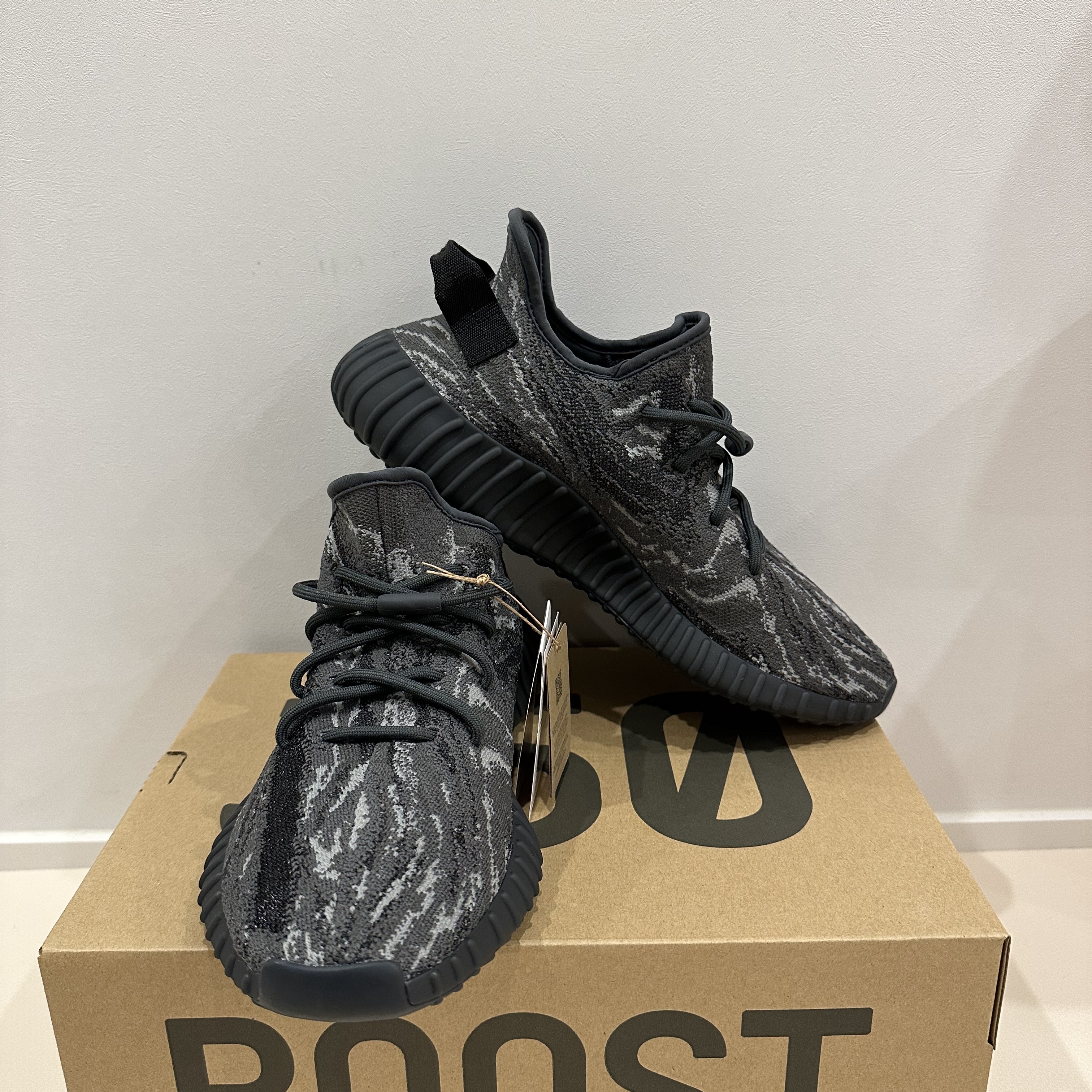 Adidas Yeezy Boost 350 V2 MX Dark Salt 착용 스타일 - 2