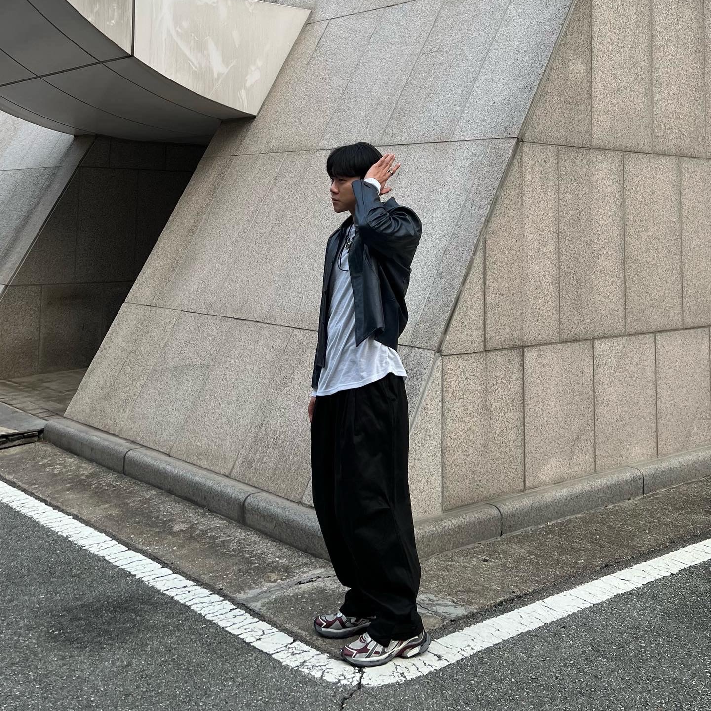 Our Legacy Ladon Leather Keychain Black, Balenciaga Runner Sneakers Grey Burgundy 착용 스타일 - 2