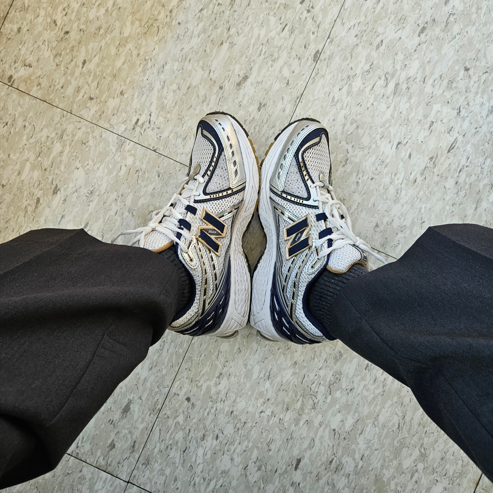 New Balance 1906R White Navy Gold 착용 스타일 - 4