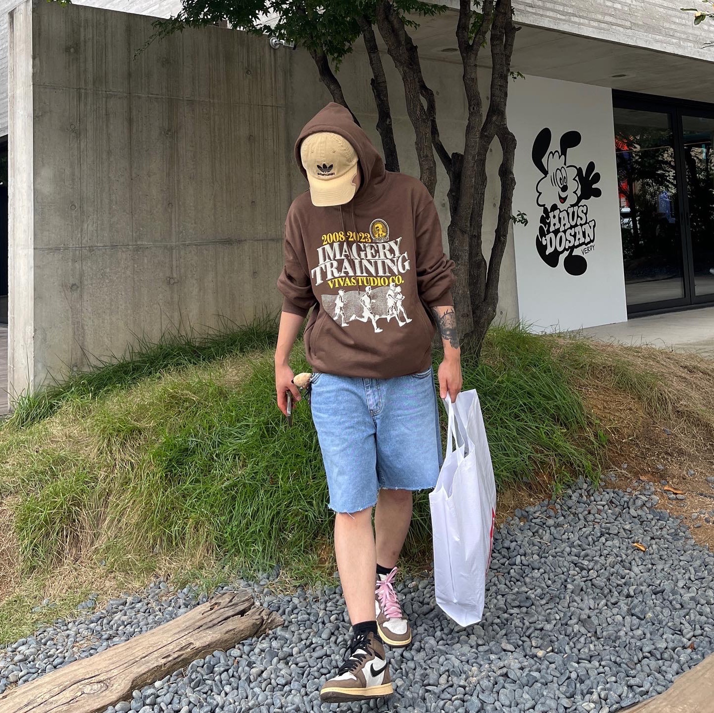 Balenciaga x Adidas Cap Black, Jordan 1 x Travis Scott Retro High OG SP Mocha 착용 스타일 - 2