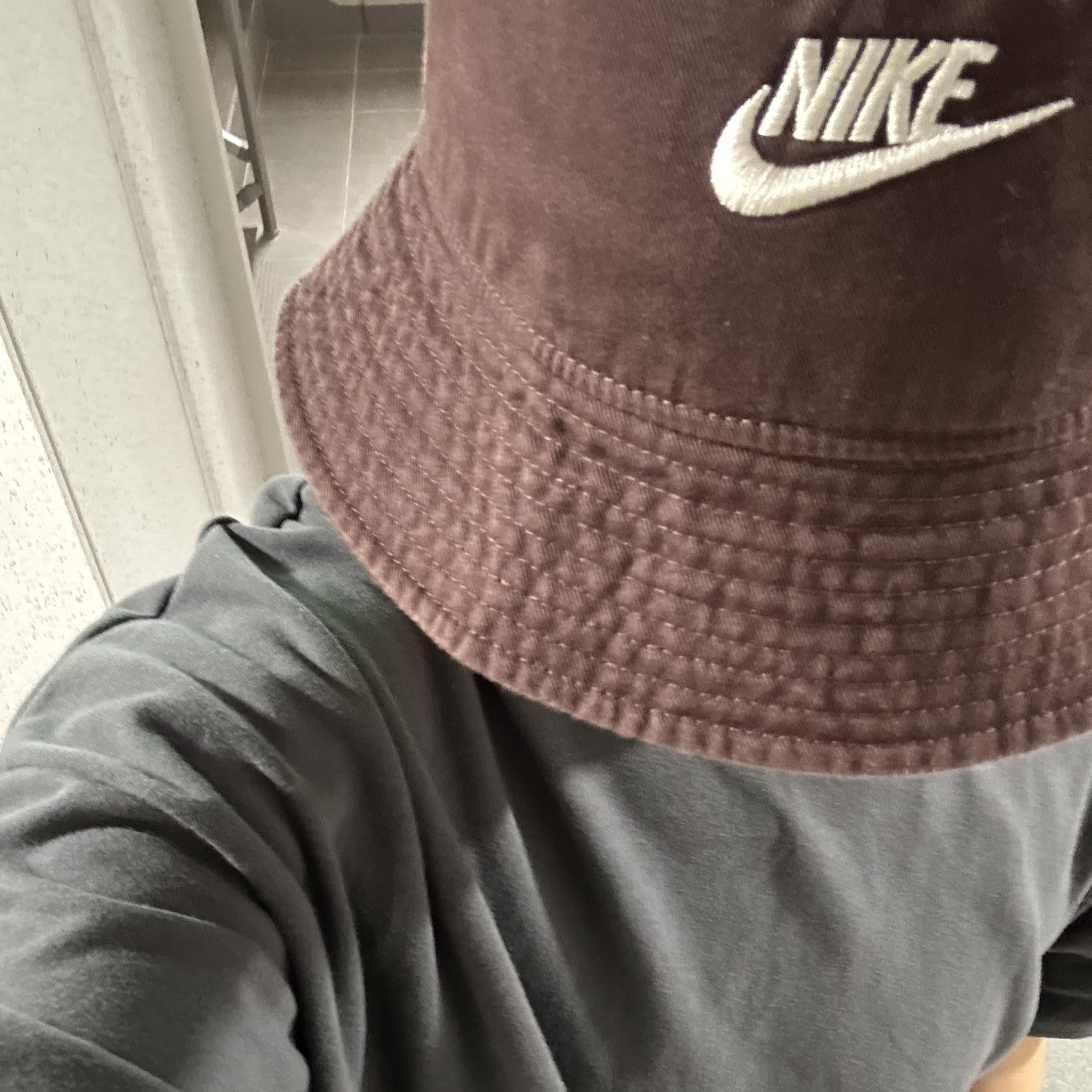 Nike NSW Futura Washed Bucket Hat Earth 착용 스타일