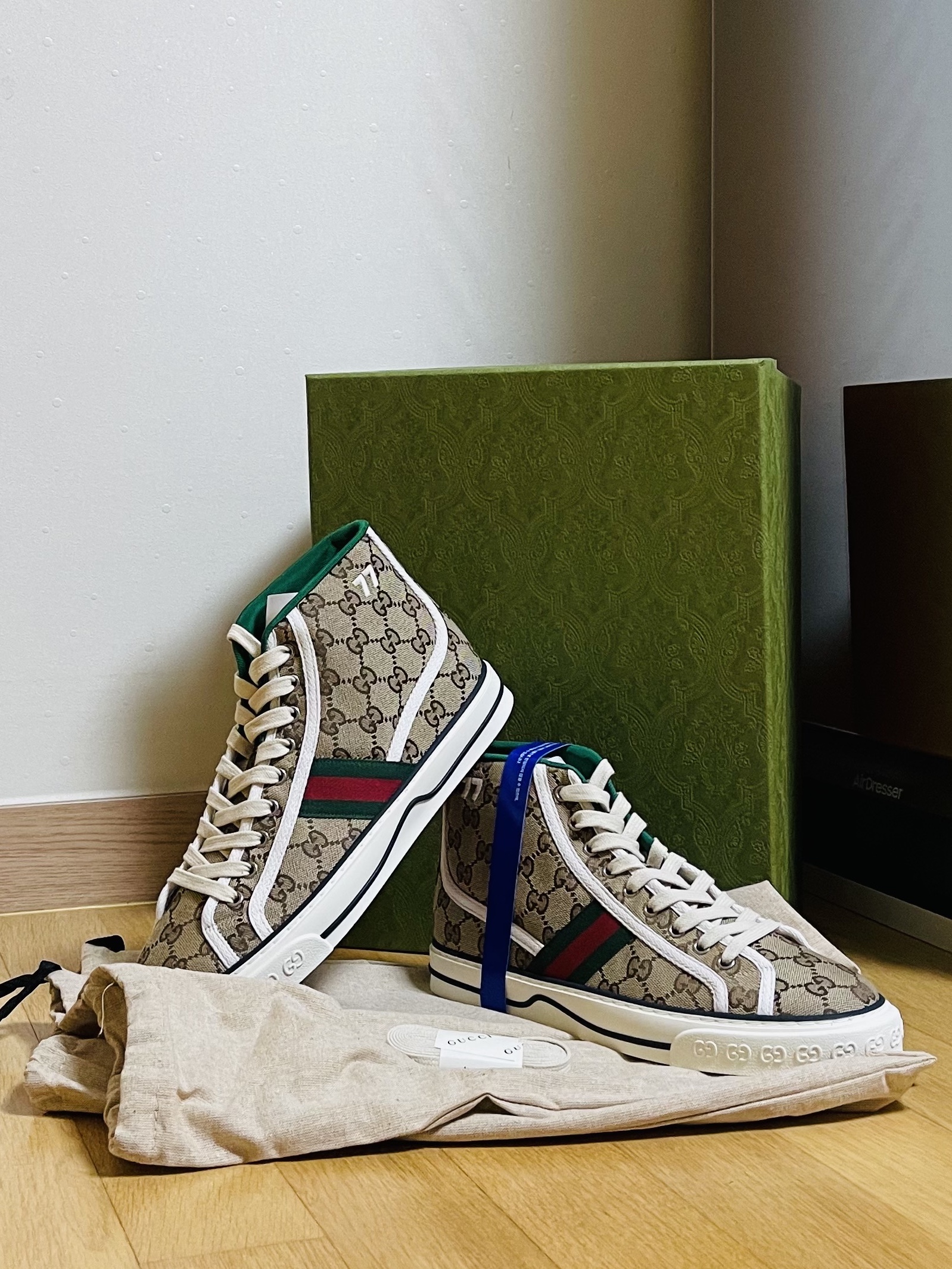 Gucci Tennis 1977 High-Top Sneakers Beige Ebony 착용 스타일
