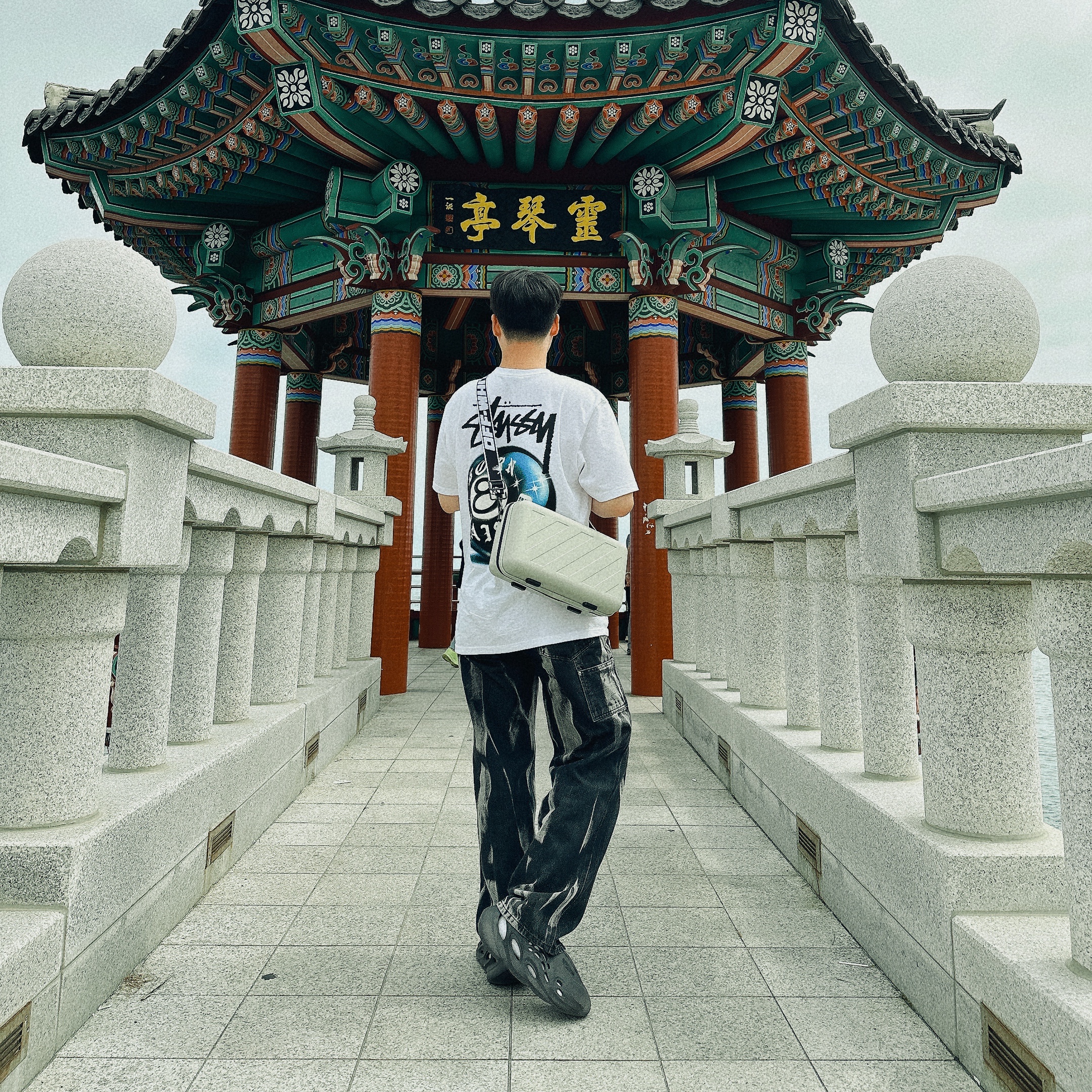 Stussy x Born X Raised 8 Ball T-Shirt White, Off-White x Amore Pacific Protection Box (Without Cosmetics) 착용 스타일