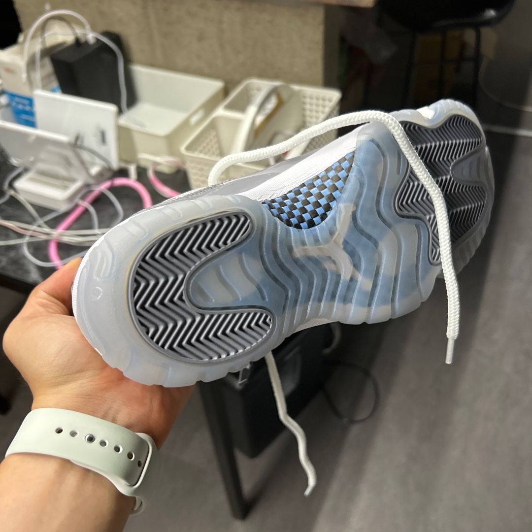 Jordan 11 Retro Low Cement Grey 착용 스타일 - 2