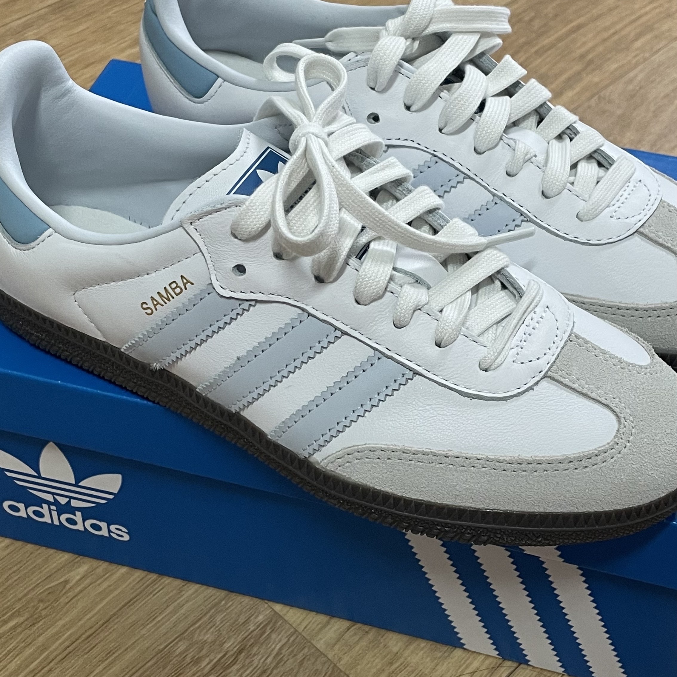 Adidas Samba OG Core White Halo Blue 착용 스타일