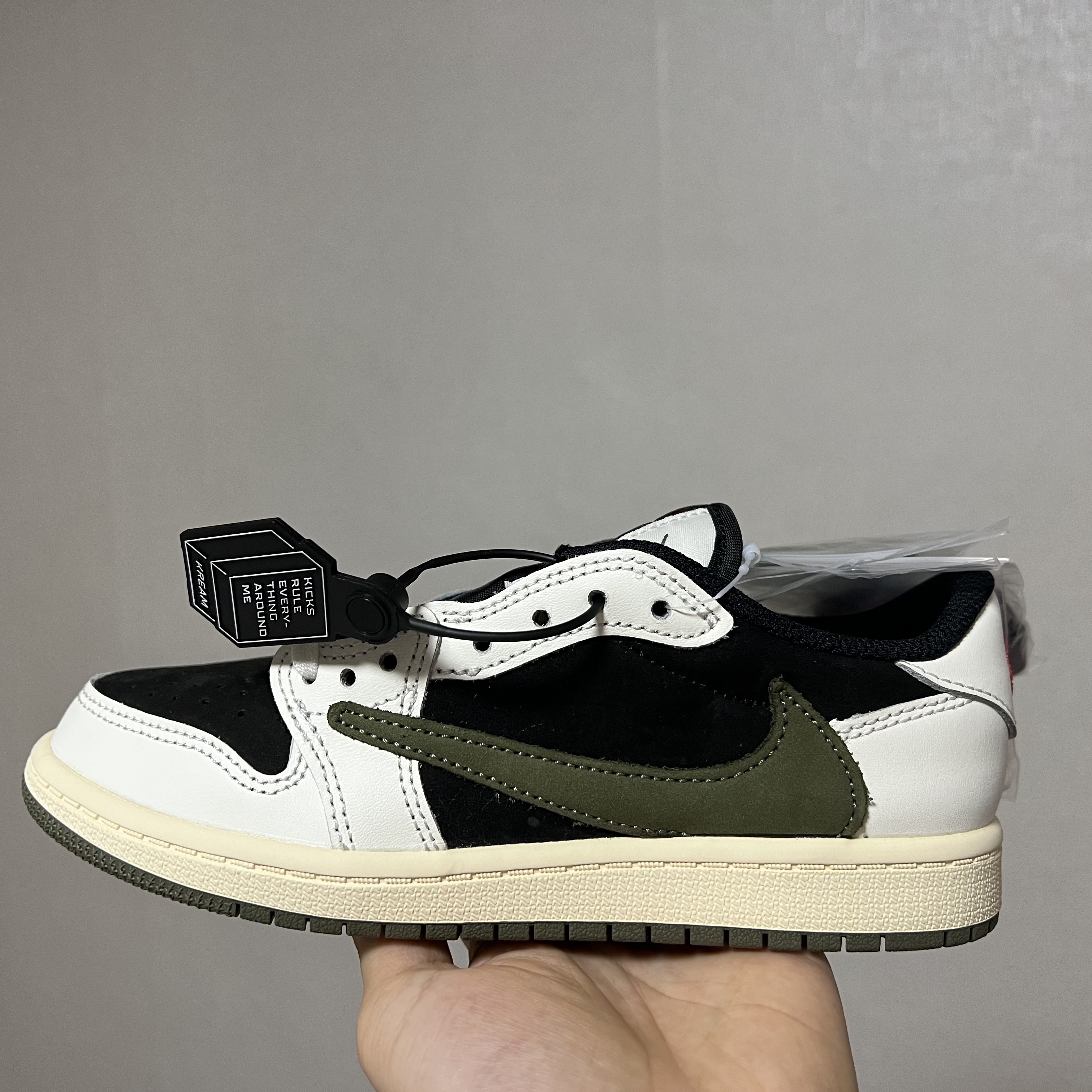 (PS) Jordan 1 x Travis Scott Retro Low OG SP Medium Olive 착용 스타일 - 1