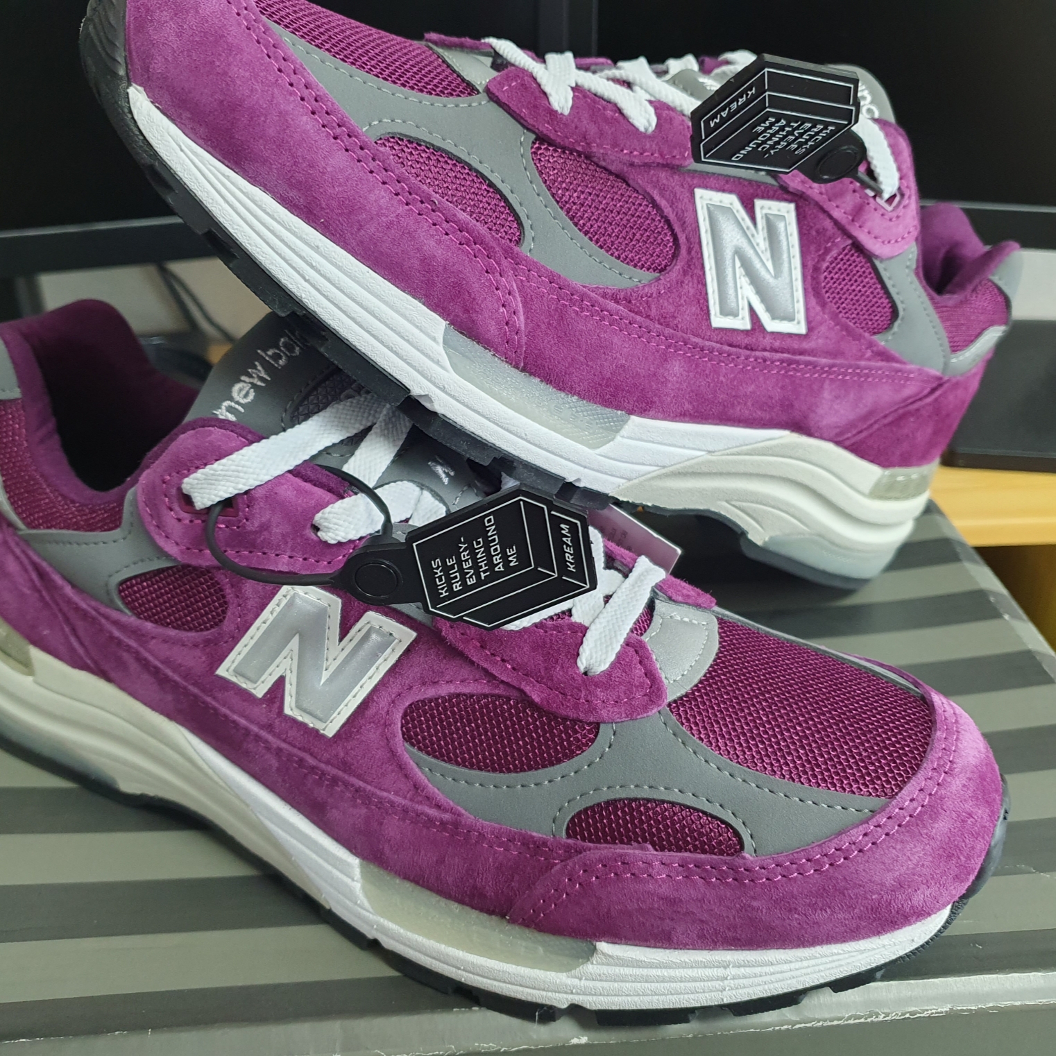 New Balance 992 Made in USA Maroon 착용 스타일 - 2