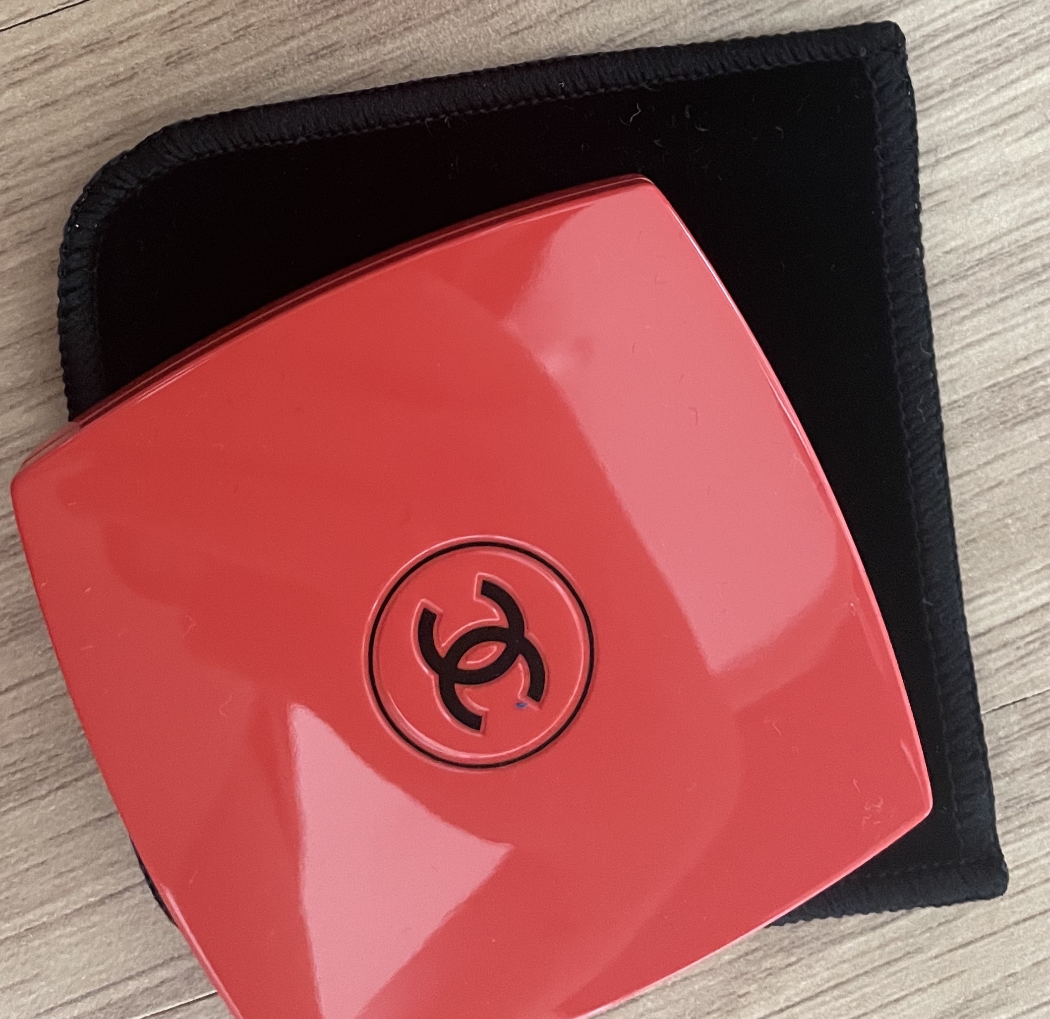 Chanel Codes Couleur Limited Edition Miroir Double Facettes Premiere 121 Dame 착용 스타일