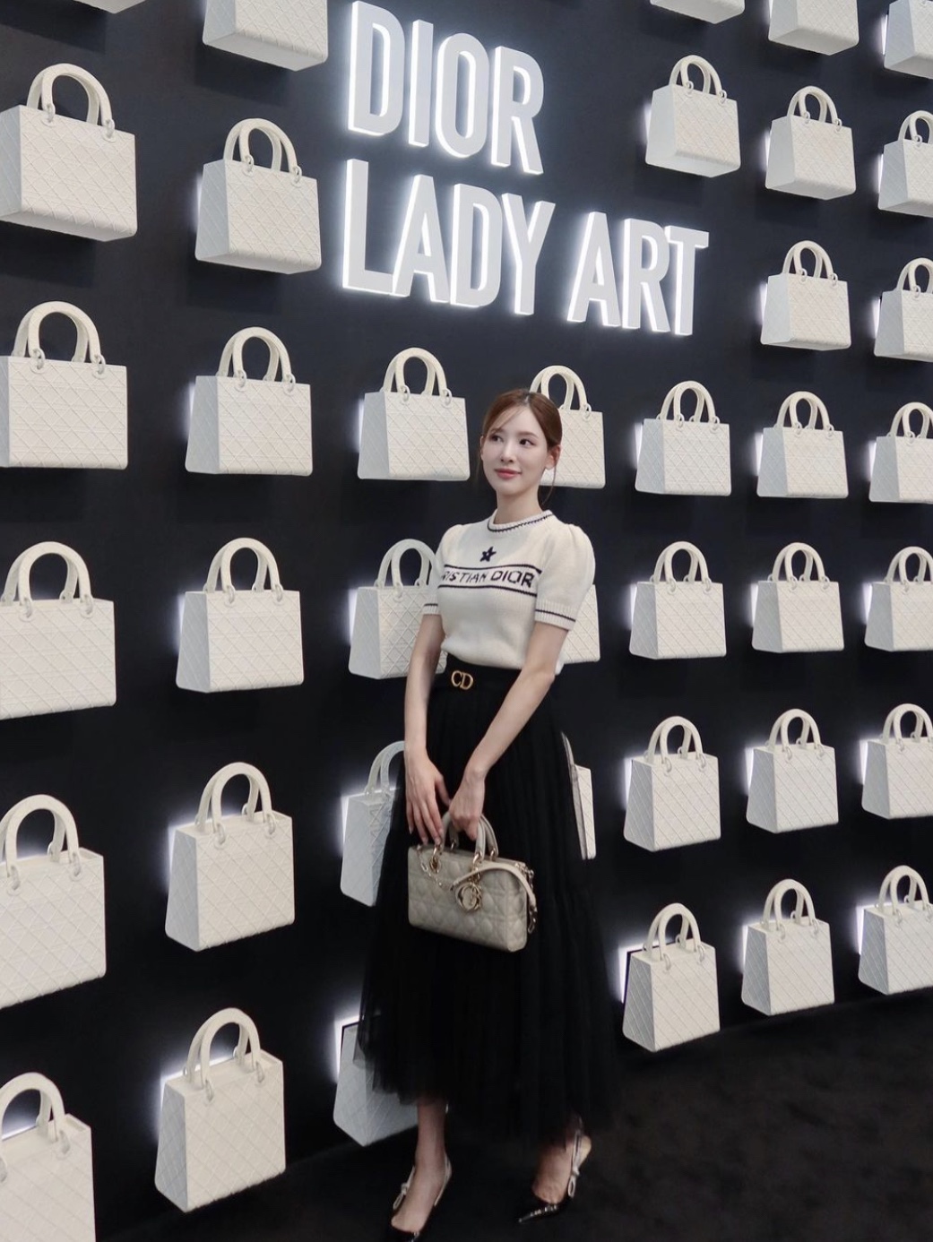 Dior Medium Lady D Joy Bag Cannage Lambskin Sand Colored, (W) Dior Christian Dior Short Sleeved Sweater Cashmere Wool Knit Ecru 착용 스타일