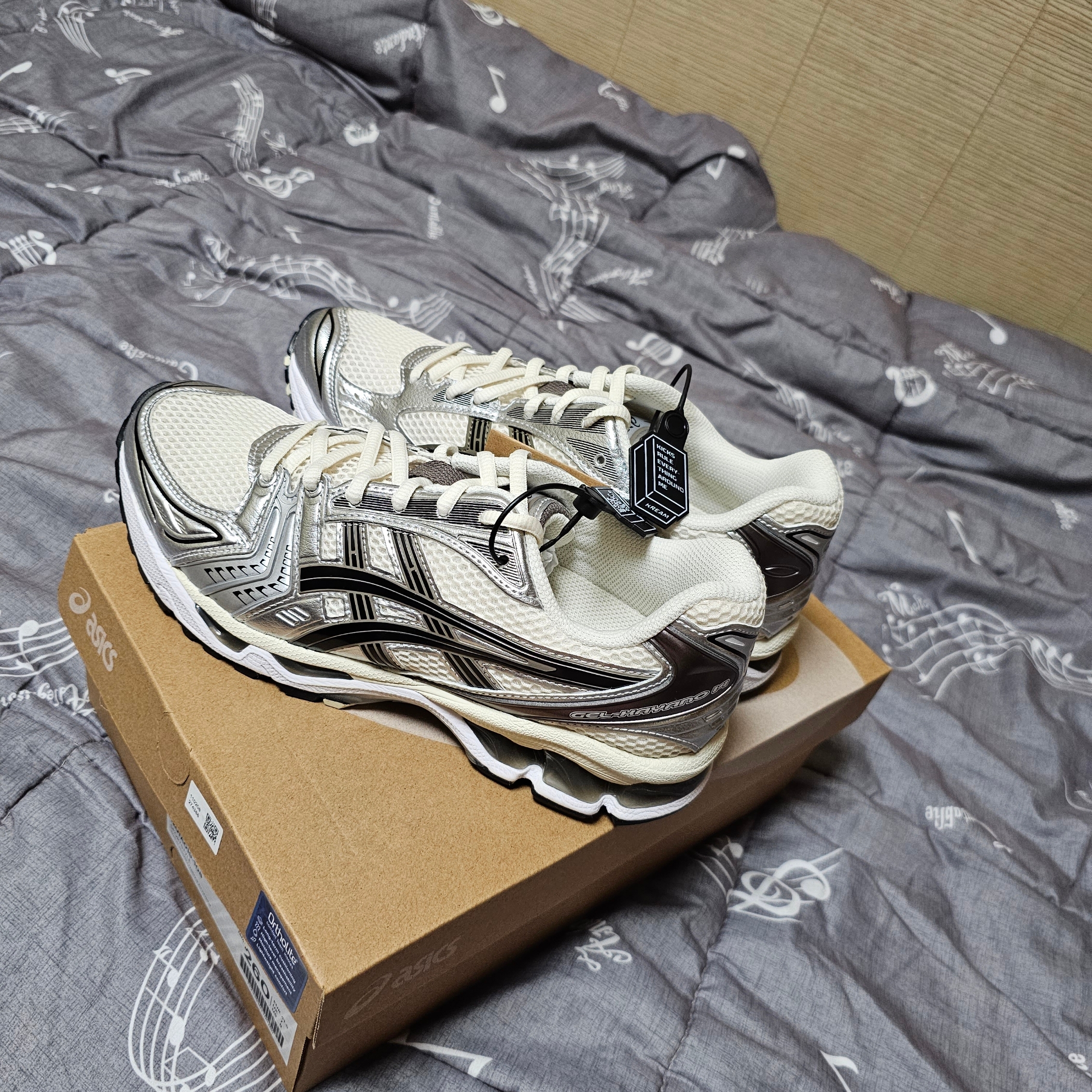 Asics Gel-Kayano 14 Cream Black 착용 스타일