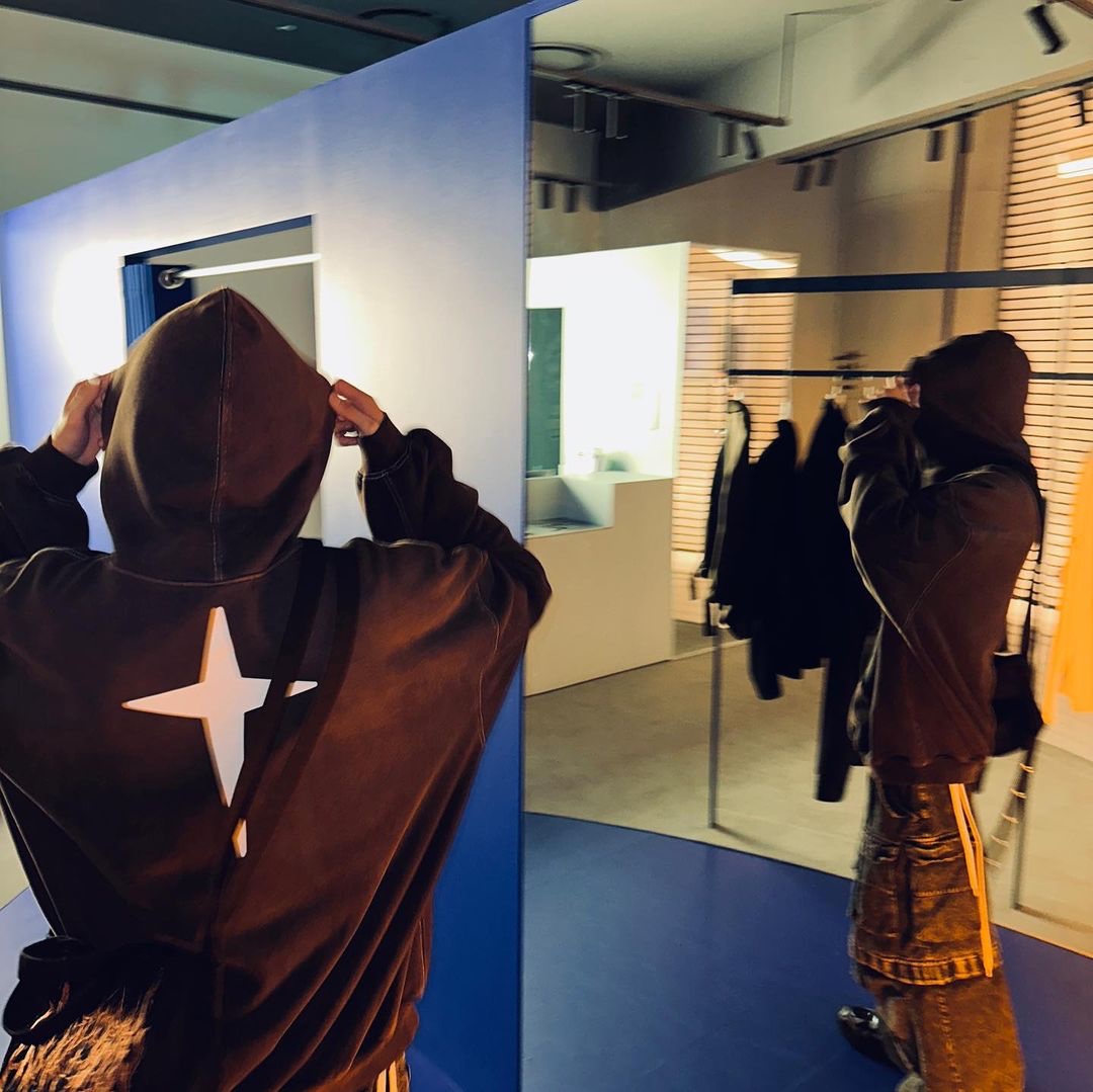 Ourpas 075 Ivy League Hoodie Fade Brown 착용 스타일 - 2
