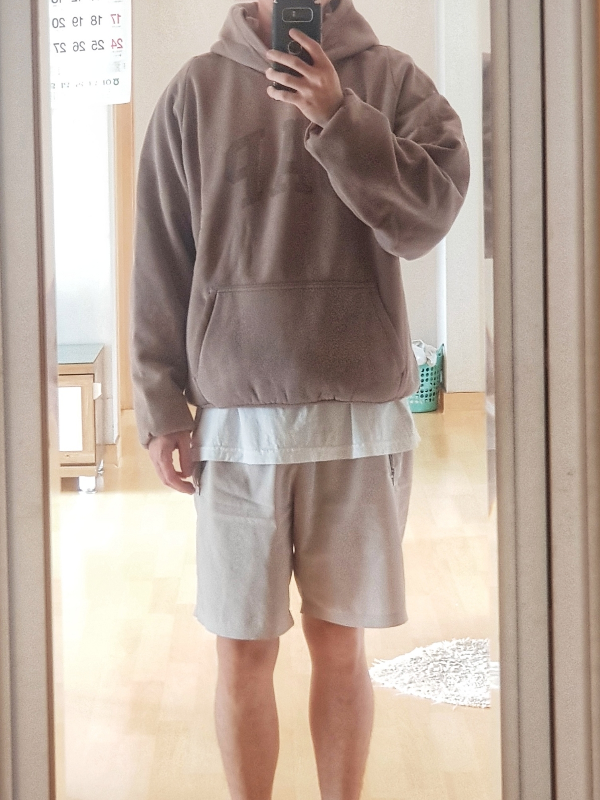 Yeezy Gap Engineered By Balenciaga Dove Shrunken Hoodie Beige 착용 스타일