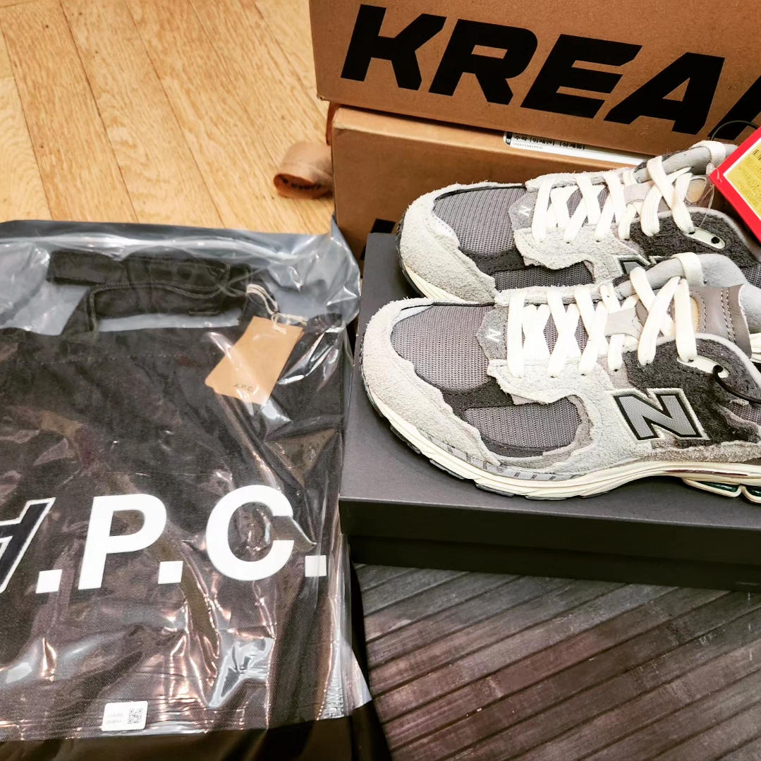 New Balance 2002R Protection Pack Rain Cloud, A.P.C. Laure Tote Bag Indigo 착용 스타일 - 2