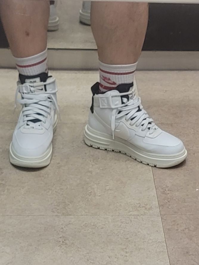 (W) Nike Air Force 1 High Utility 2.0 Summit White, Stussy Skate Tough T-Shirt Black 착용 스타일 - 2