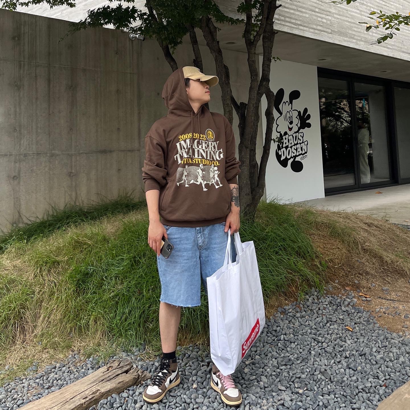 Balenciaga x Adidas Cap Black, Jordan 1 x Travis Scott Retro High OG SP Mocha 착용 스타일 - 3