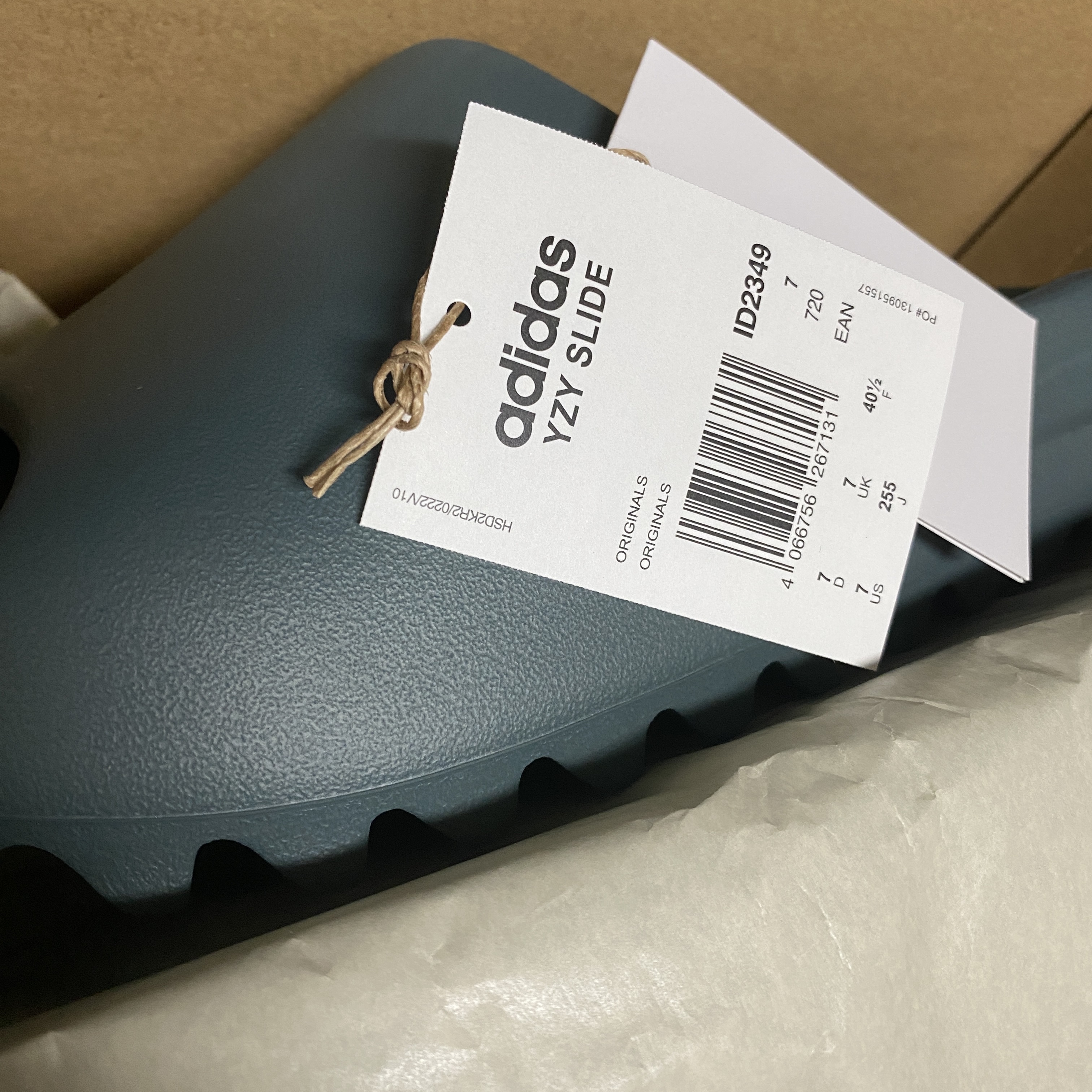 Adidas Yeezy Slide Slate Marine 착용 스타일