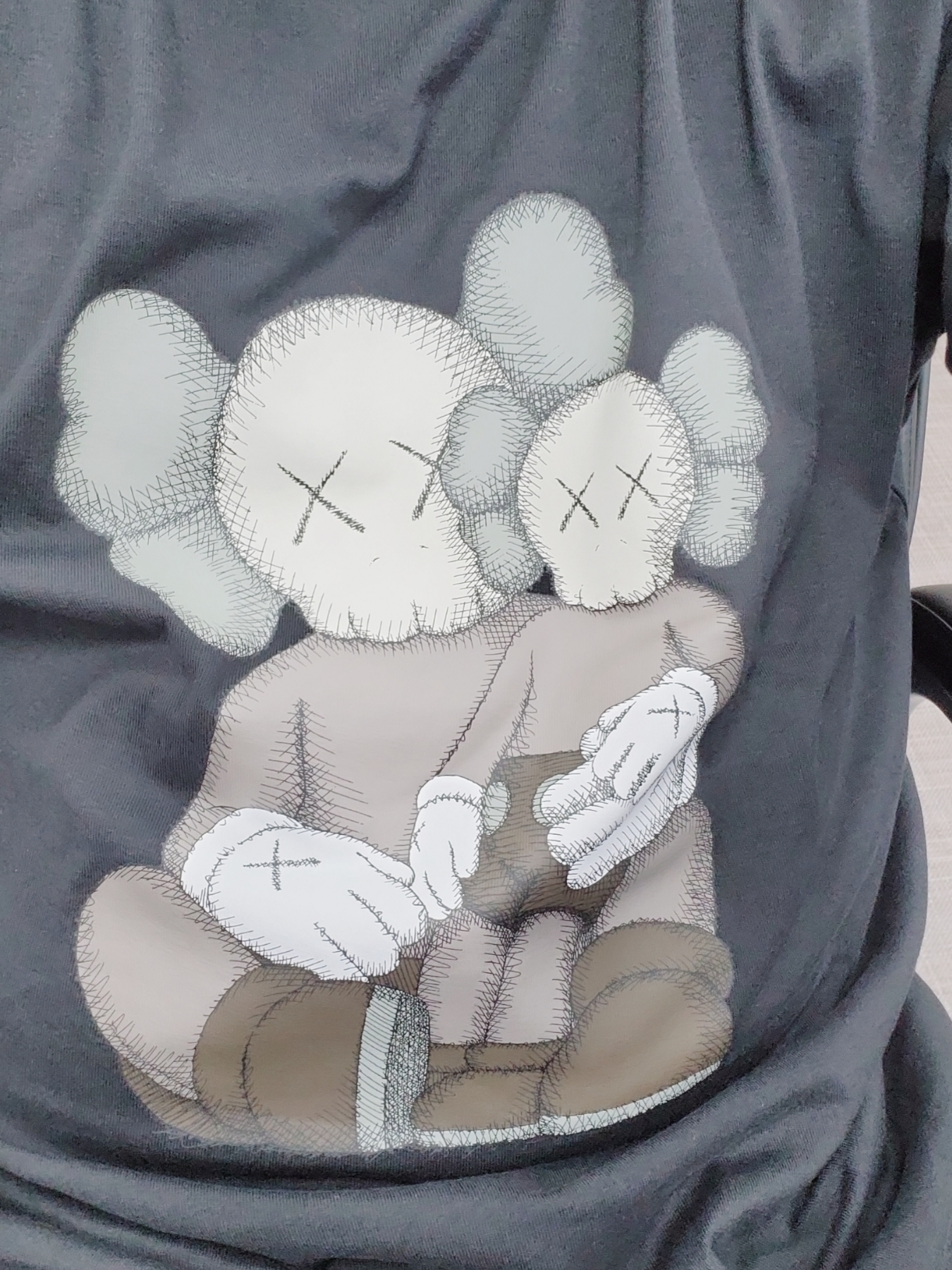 Uniqlo UT x Kaws Short Sleeve Graphic T-Shirt Black 착용 스타일