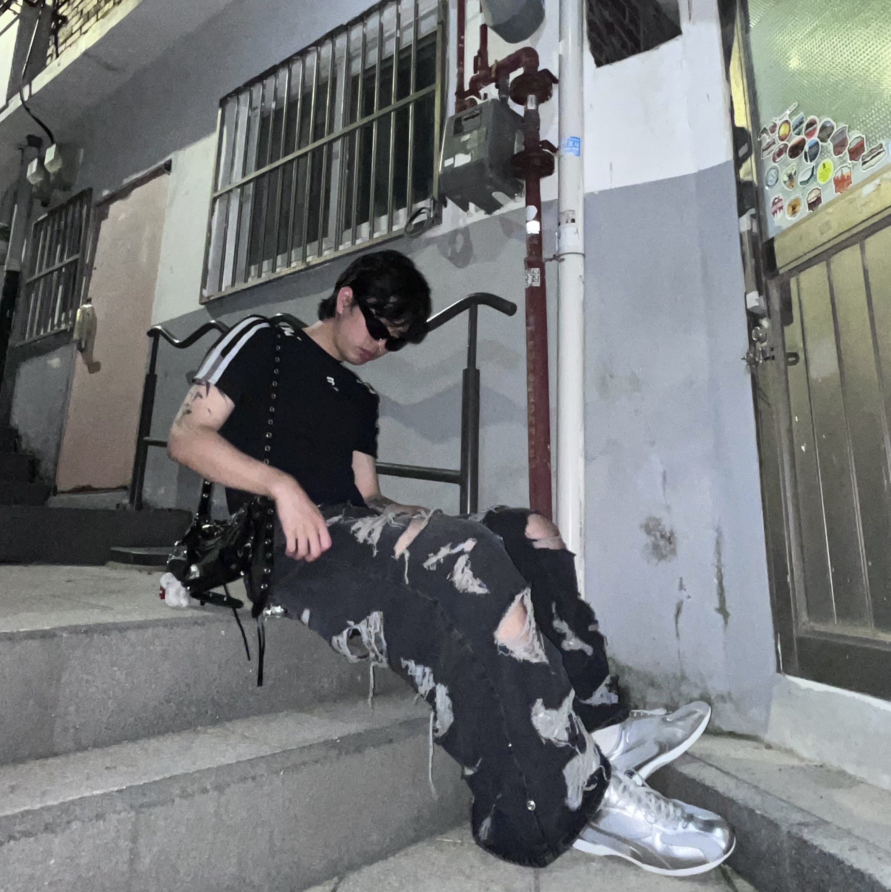 Balenciaga Le Cagole XS Flap Bag in Arena Lambskin Black, Balenciaga Swift Oval Sunglasses Black 착용 스타일 - 5