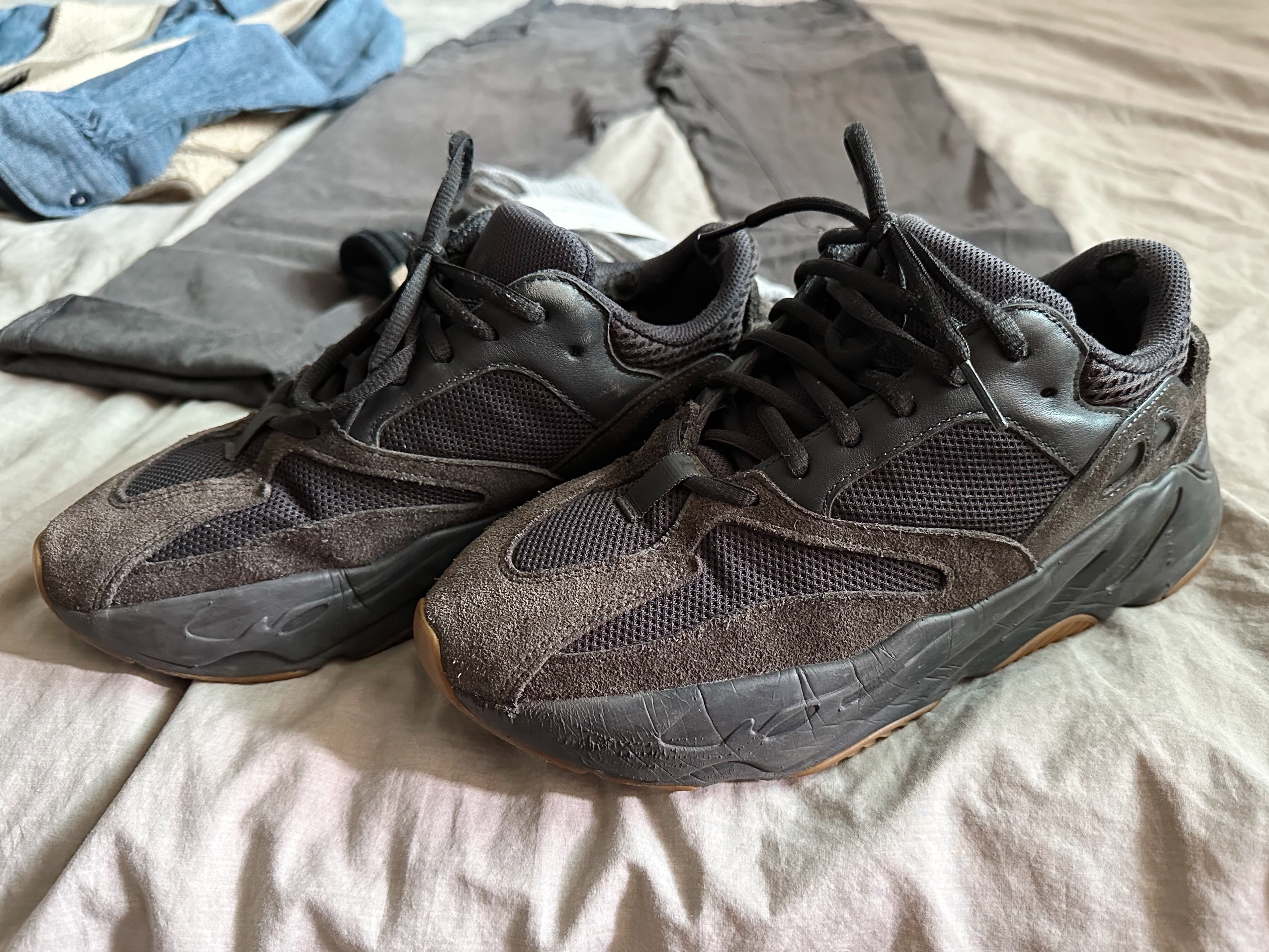 Adidas Yeezy Boost 700 Utility Black 2023 착용 스타일 - 1
