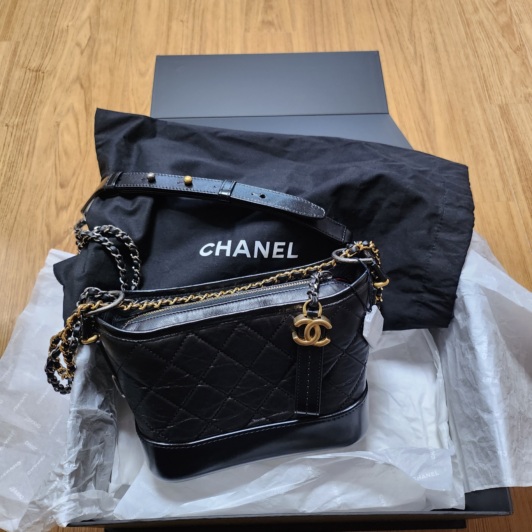 Chanel Gabrielle Small Hobo Bag Aged Calfskin & Gold Black 착용 스타일