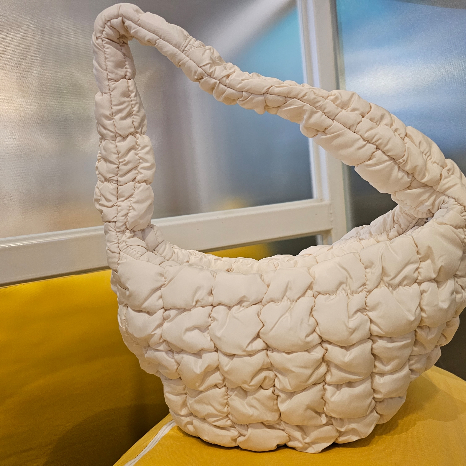 COS Quilted Mini Bag Cream 착용 스타일