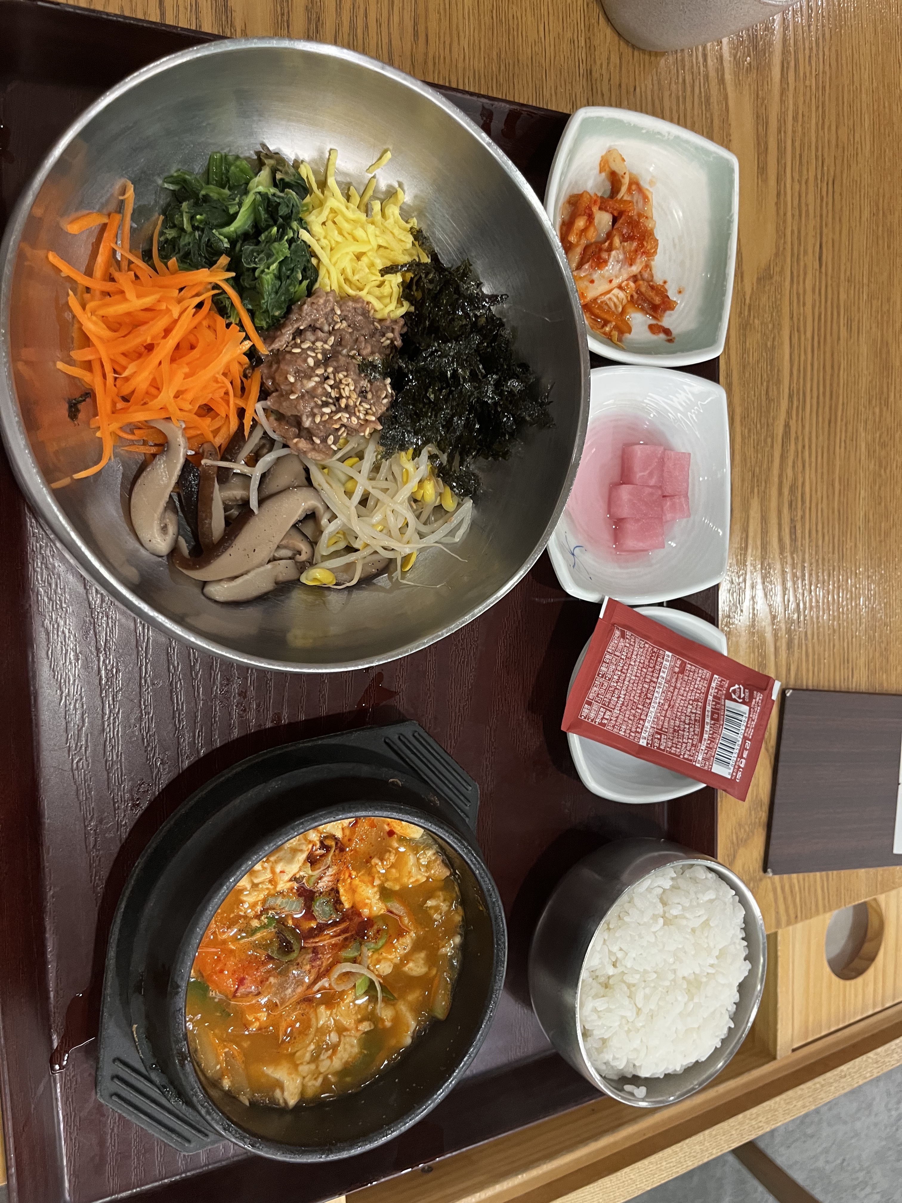 Adidas Yeezy Slide Ochre, STU x Monamhee Stu 착용 스타일 - 4