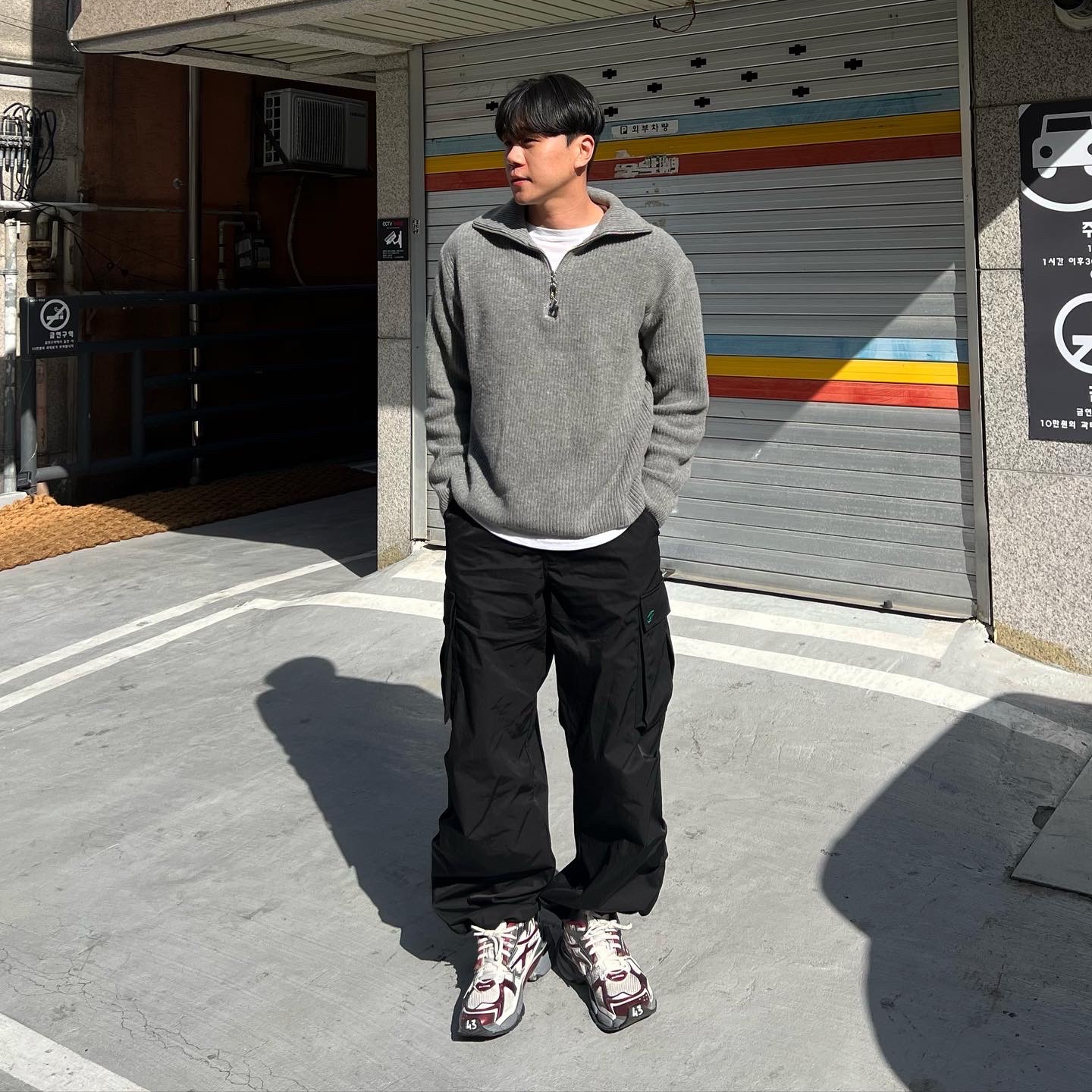 Balenciaga Runner Sneakers Grey Burgundy 착용 스타일 - 1