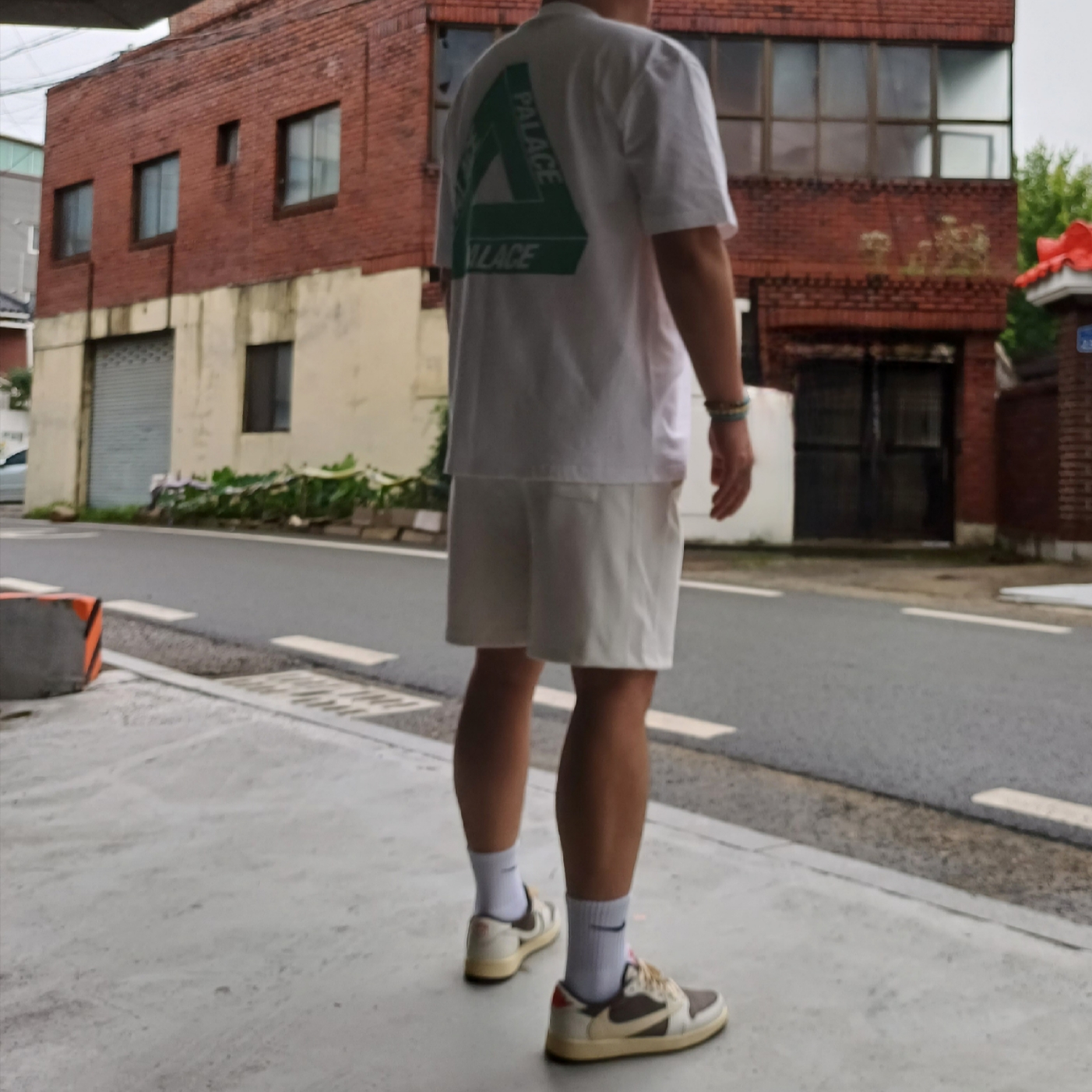 Jordan 1 x Travis Scott Retro Low OG SP Sail and Ridgerock, Palace Reacto Tri-Ferg T-Shirt White - 23SS 착용 스타일