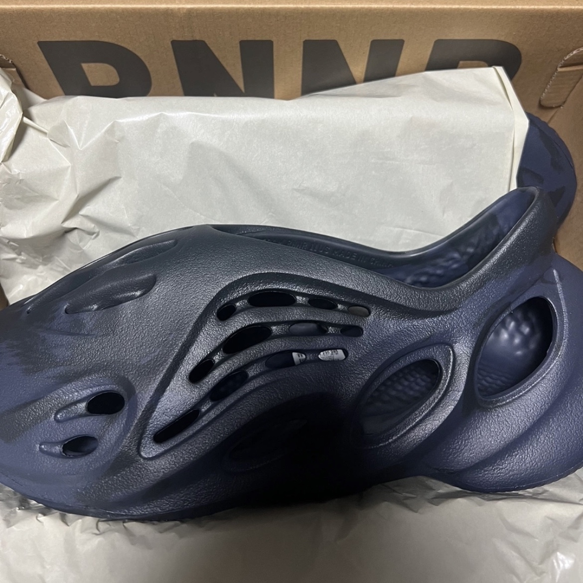 Adidas Yeezy Foam RNNR Mineral Blue 착용 스타일