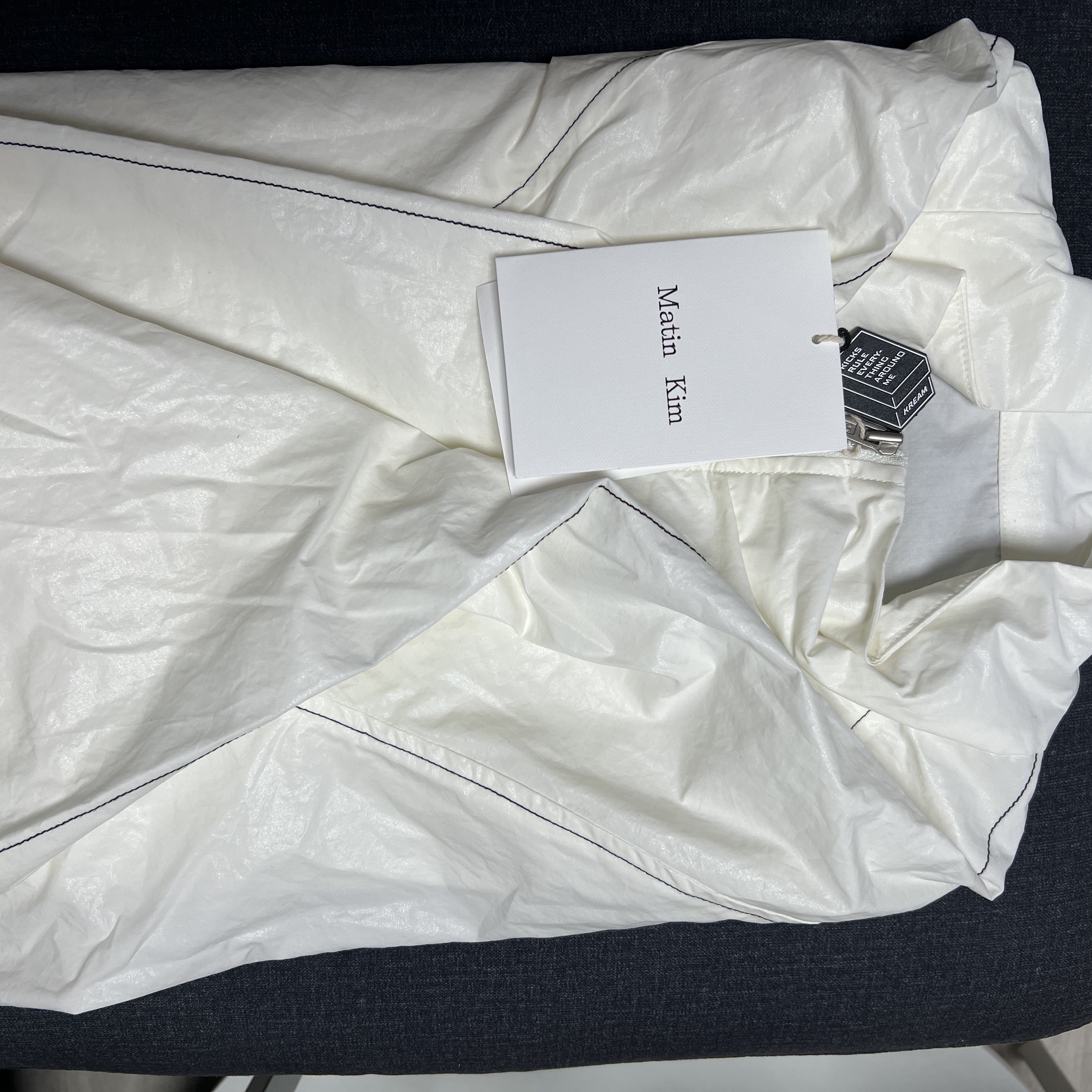 (W) Matin Kim Logo Coating Jumper Ivory 착용 스타일 - 2