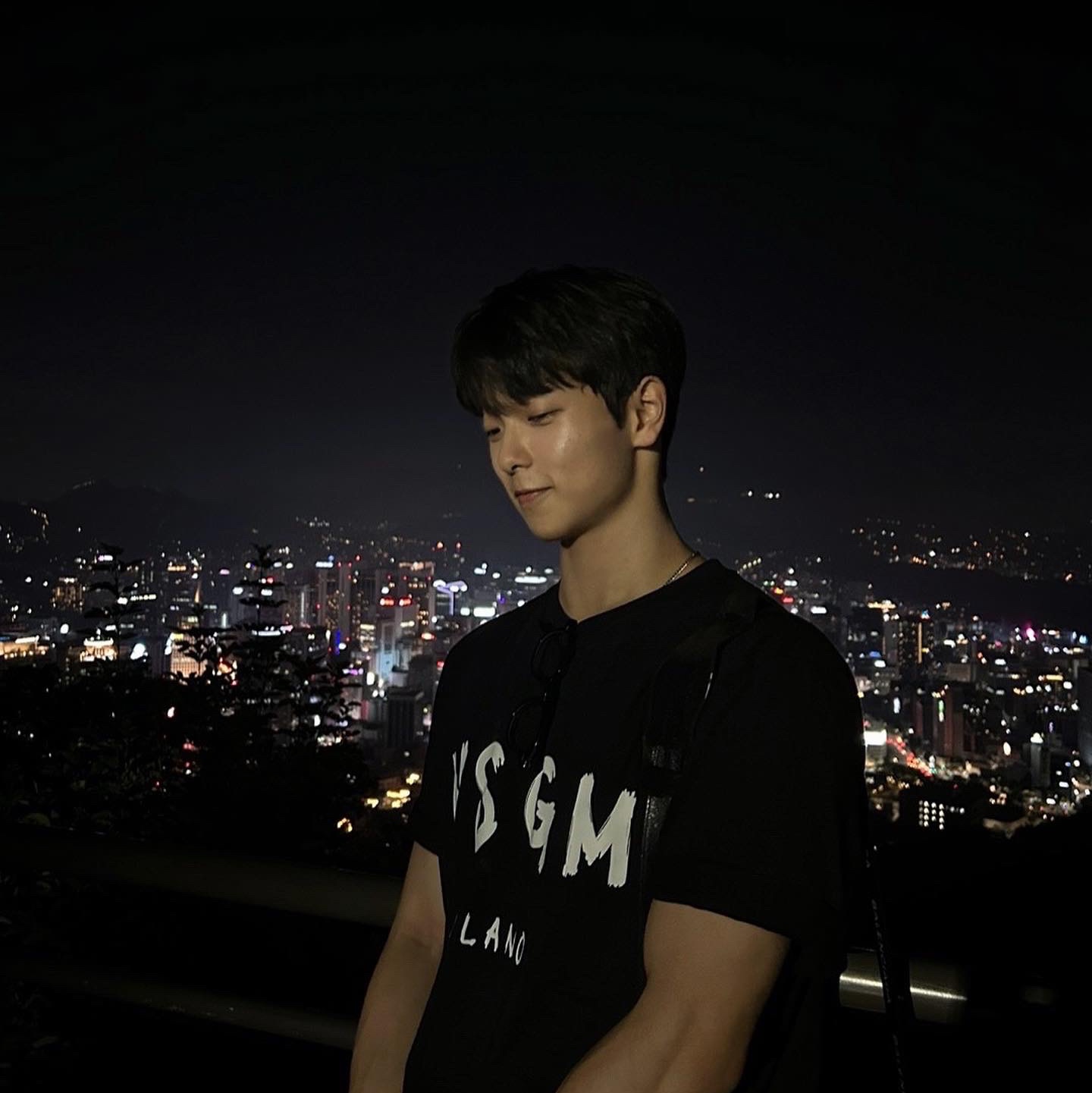 MSGM Cotton T-Shirt with Brushed Logo Black, Apple Watch SE 40mm GPS Silver Aluminum Case with Sport Band White (Korean Ver.) 착용 스타일 - 1