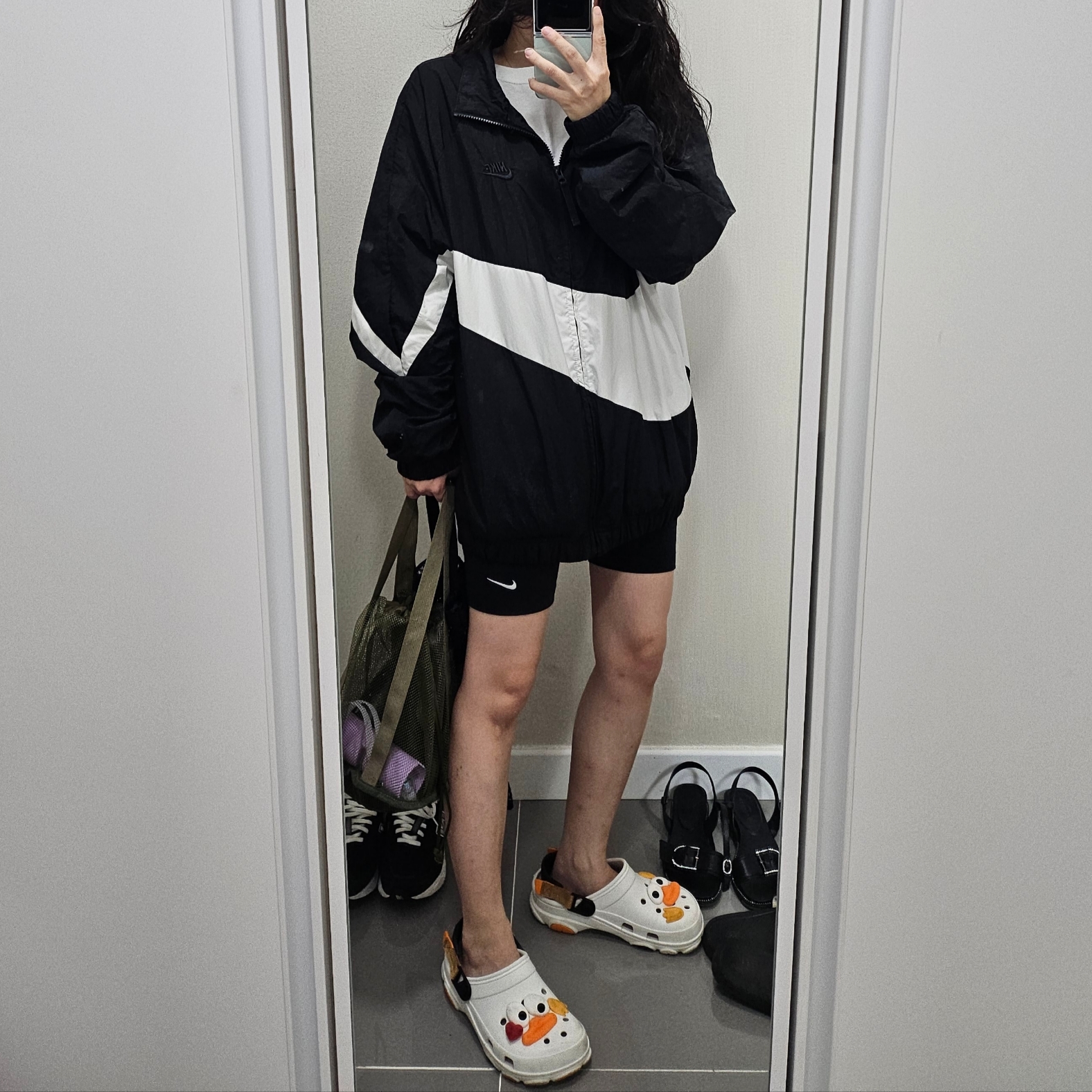 (W) Nike Essential Mid Rise Bike Shorts Black - Asia, Nike NSW Big Swoosh Woven Jacket Black - Asia 착용 스타일