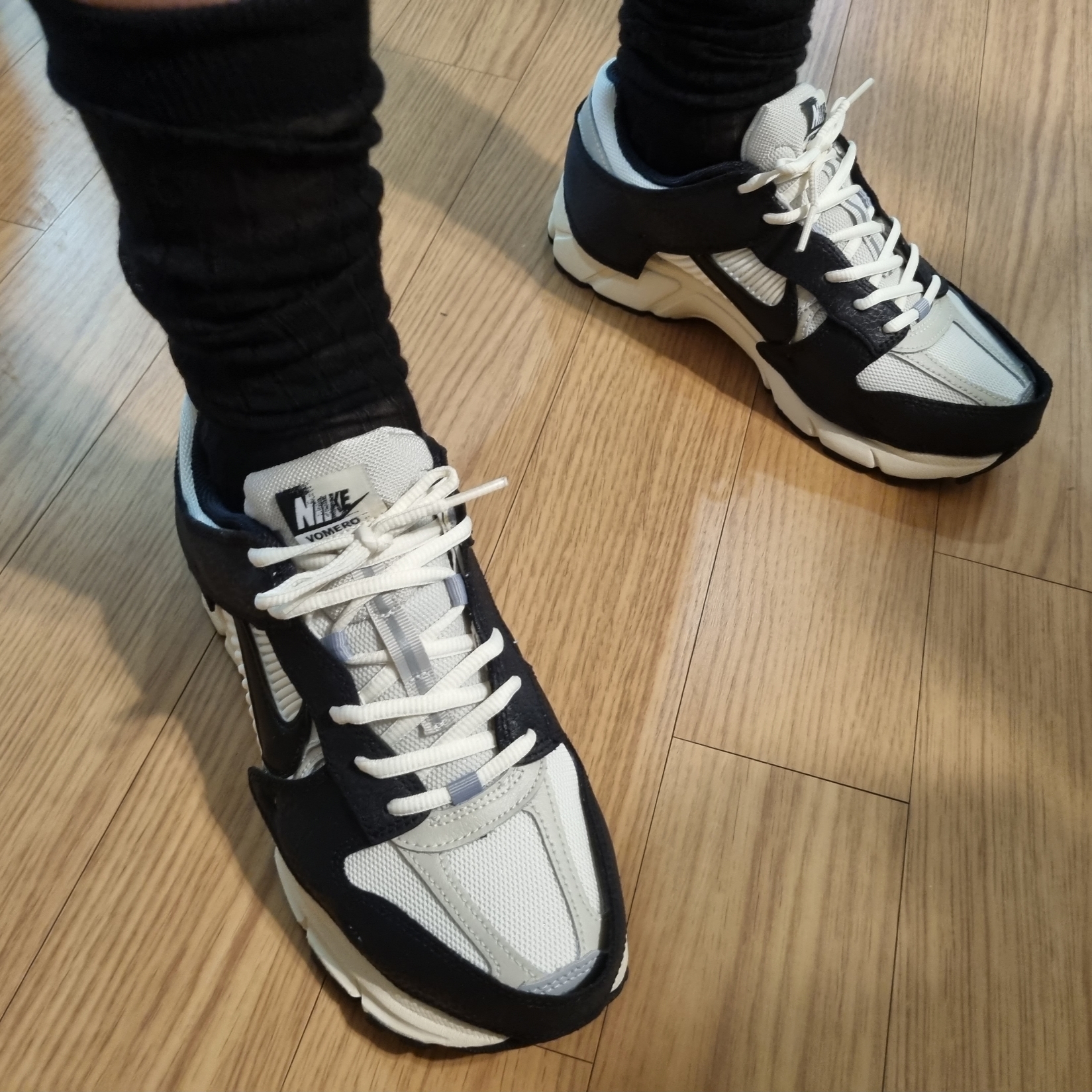 (W) Nike Zoom Vomero 5 Wolf Grey and Black 착용 스타일