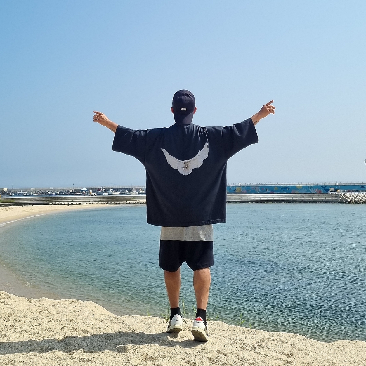 Yeezy Gap Engineered By Balenciaga Dove 3/4 Sleeve T-Shirt Black, (W) Jordan 1 x Travis Scott Retro Low OG SP Medium Olive 착용 스타일